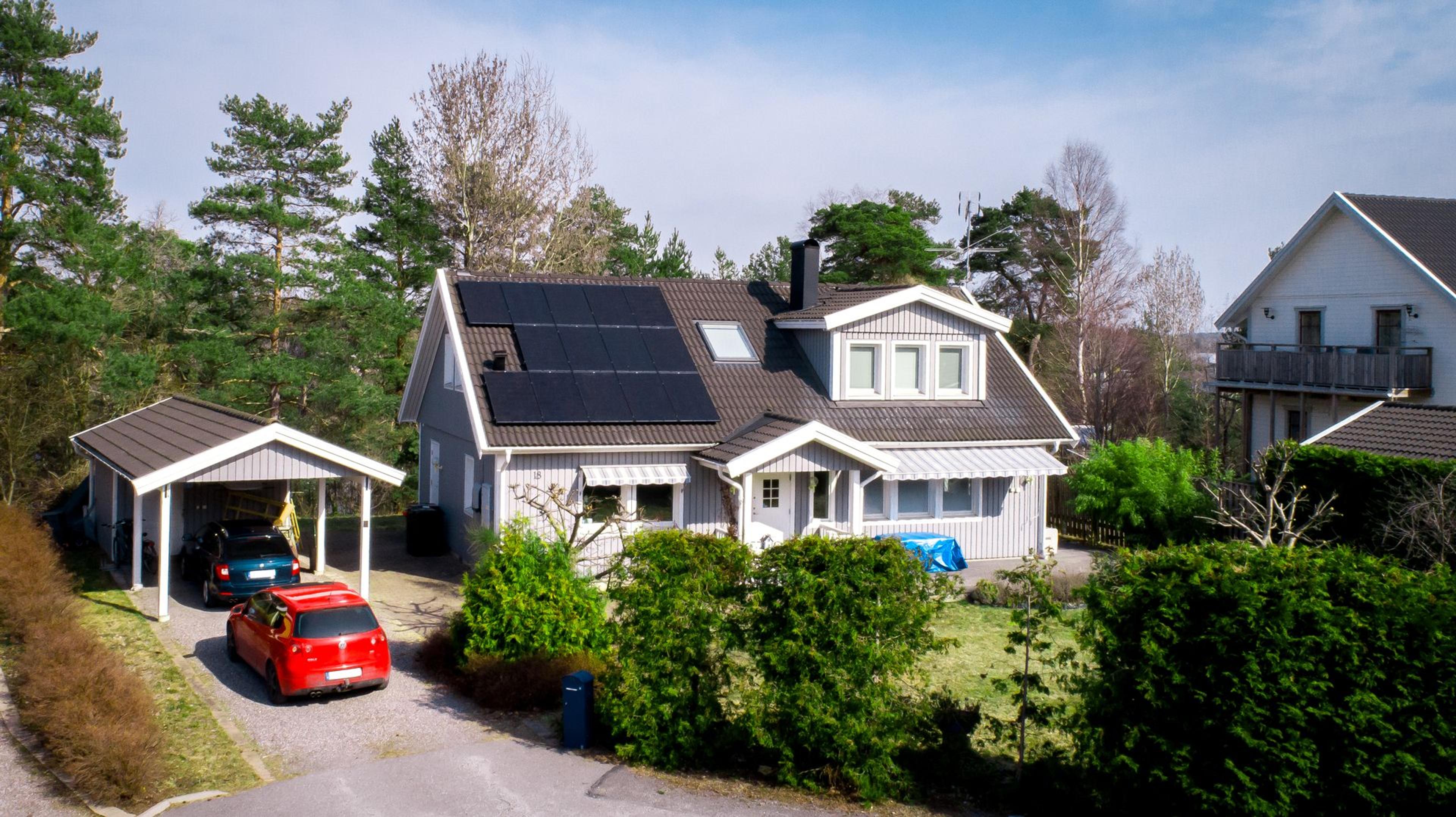 Villa med solpaneler och solcellsbatterier som sparar pengar på sin elräkning