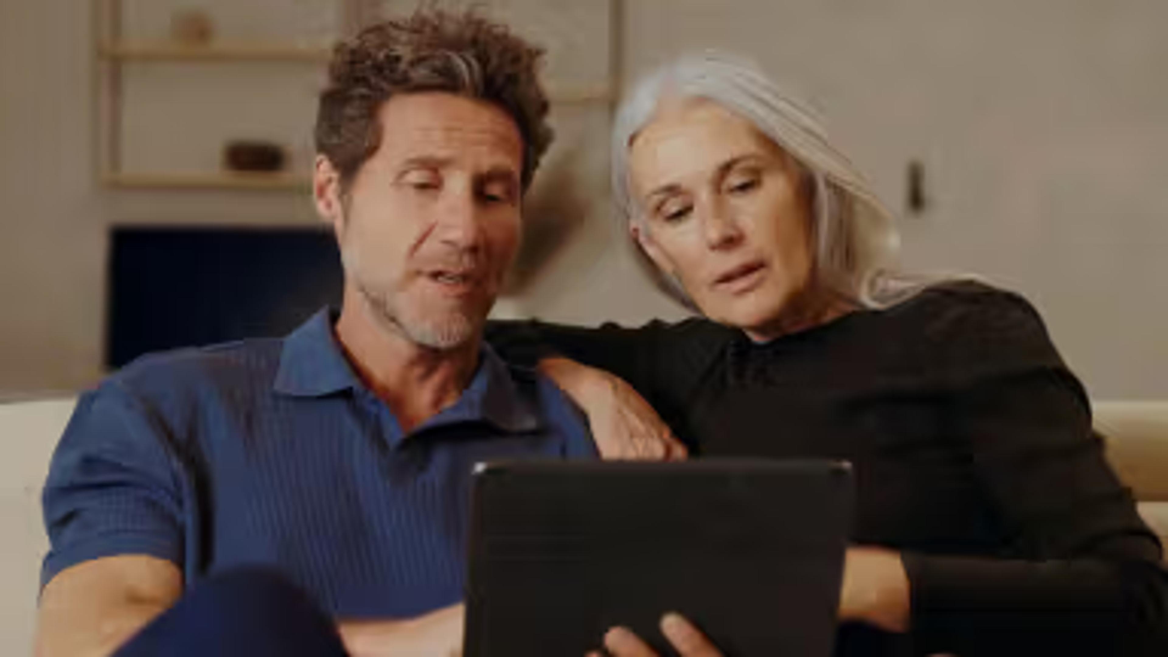 Man en vrouw met een tablet