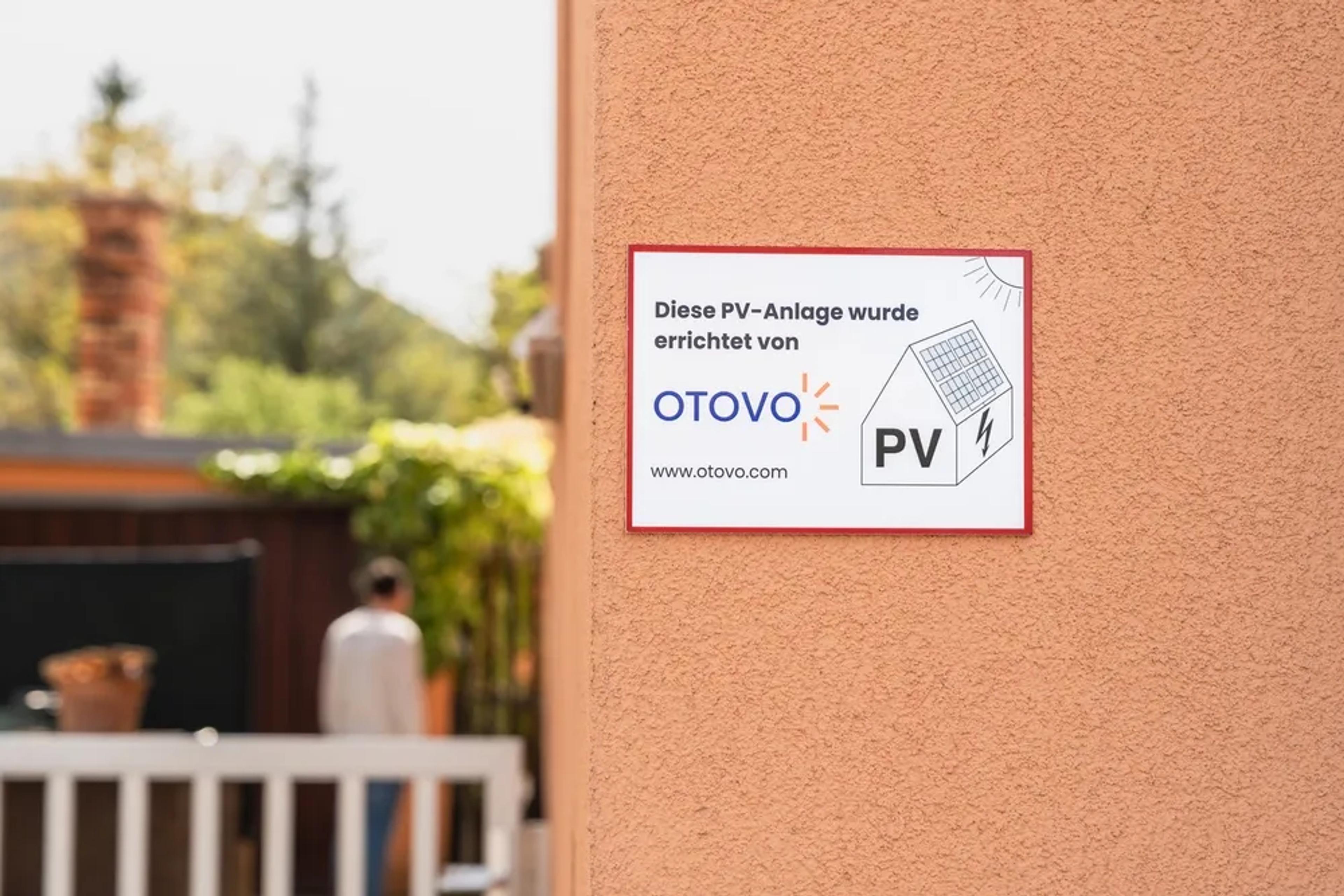 Otovo Schild an Hauswand