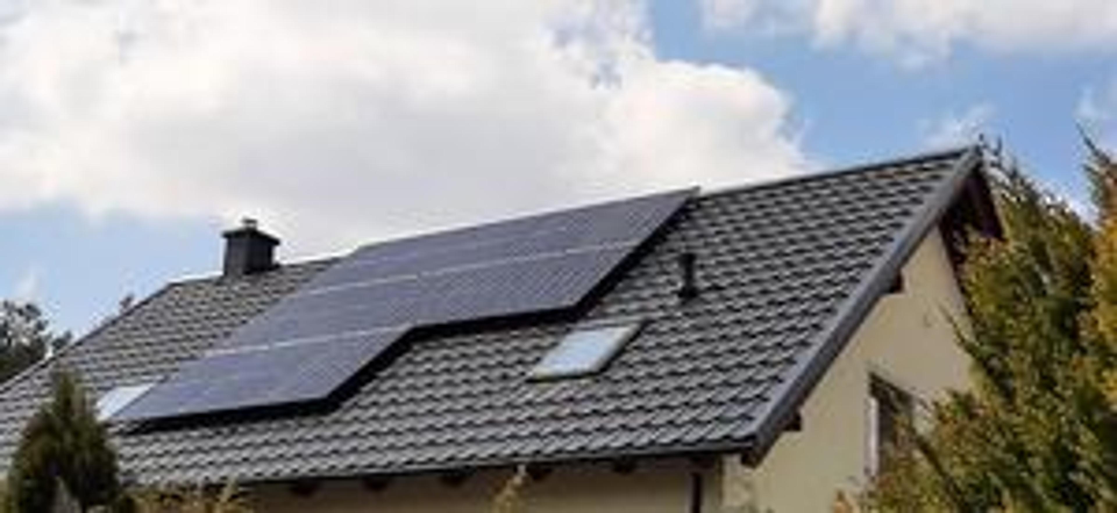 instalacja fotowoltaiczna na dachu