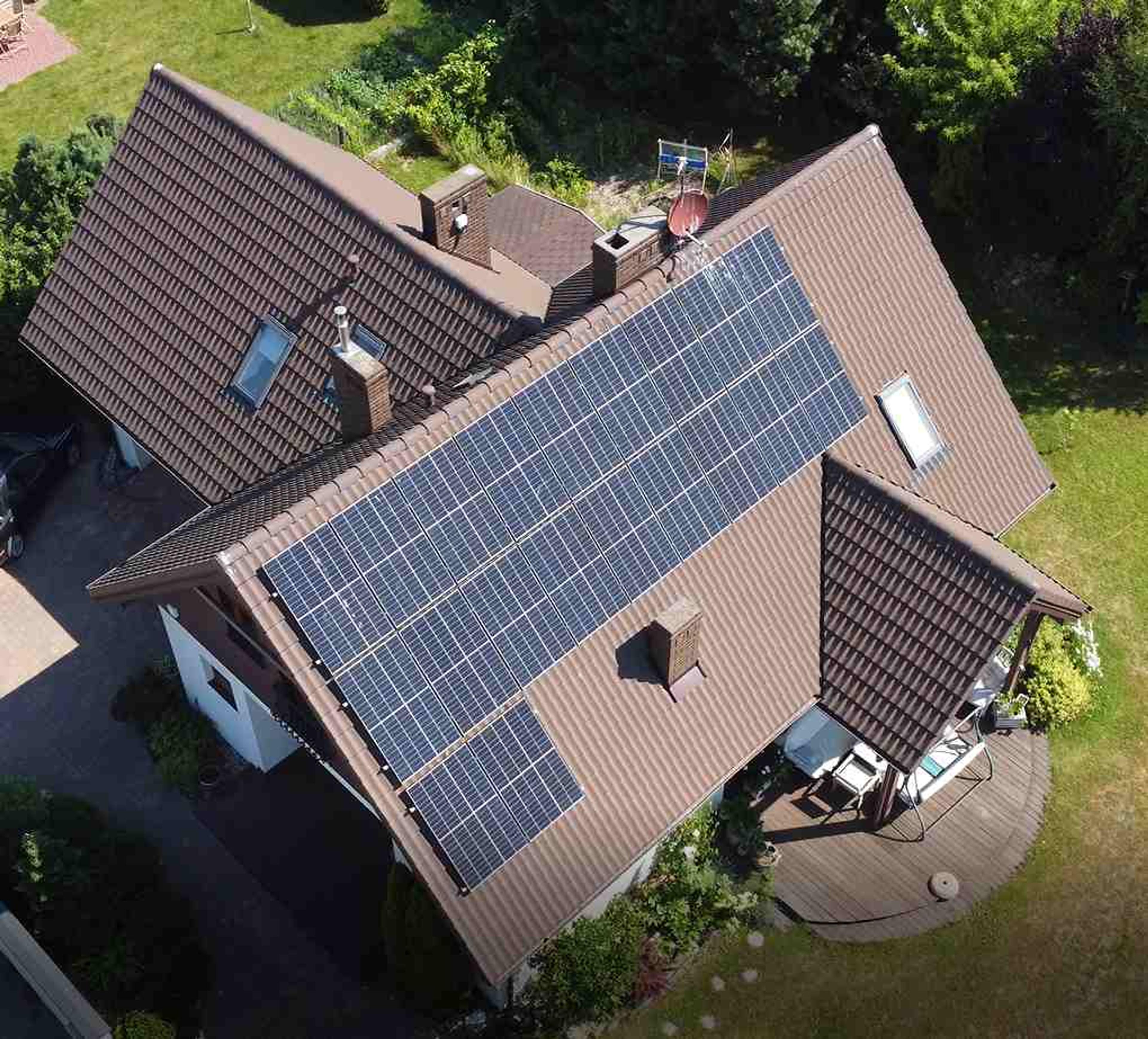 Panele fotowoltaiczne na dachu na obrzeżach Warszawy