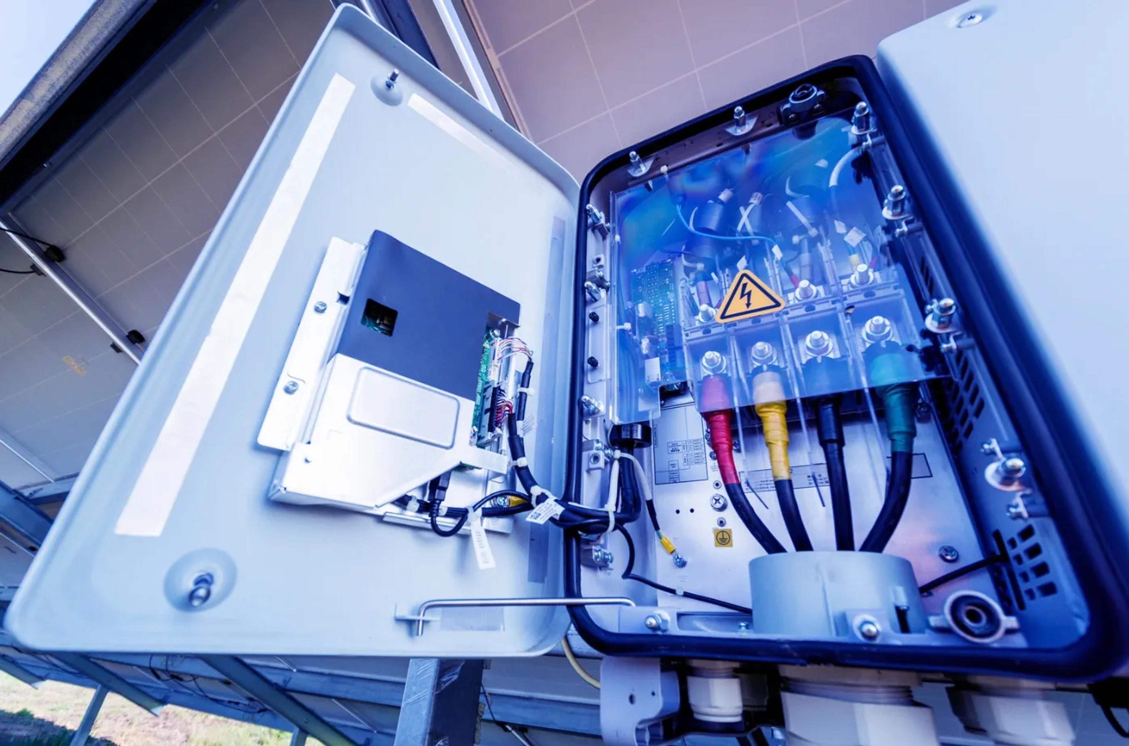 Closeup van een omvormer voor zonnepanelen