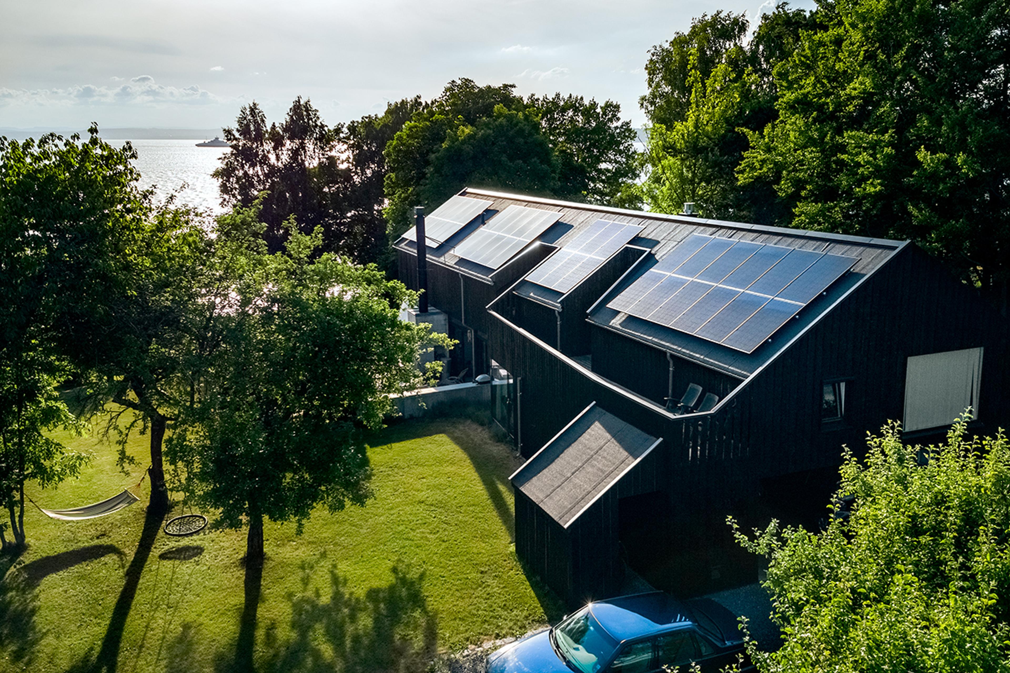 hus vid vatten med solceller