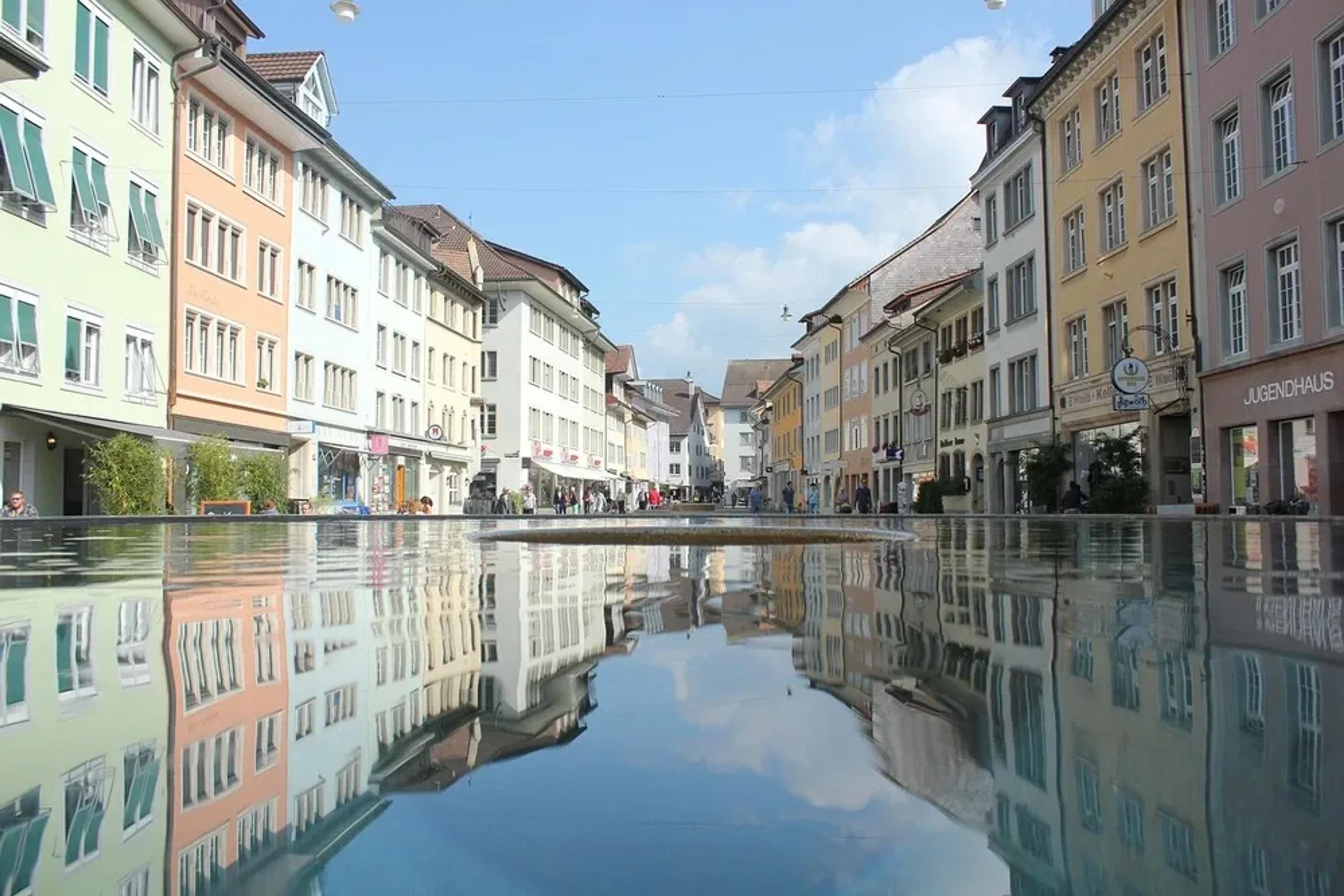 Blick auf die Stadt Winterthur mit Fluss und bunten Häusern