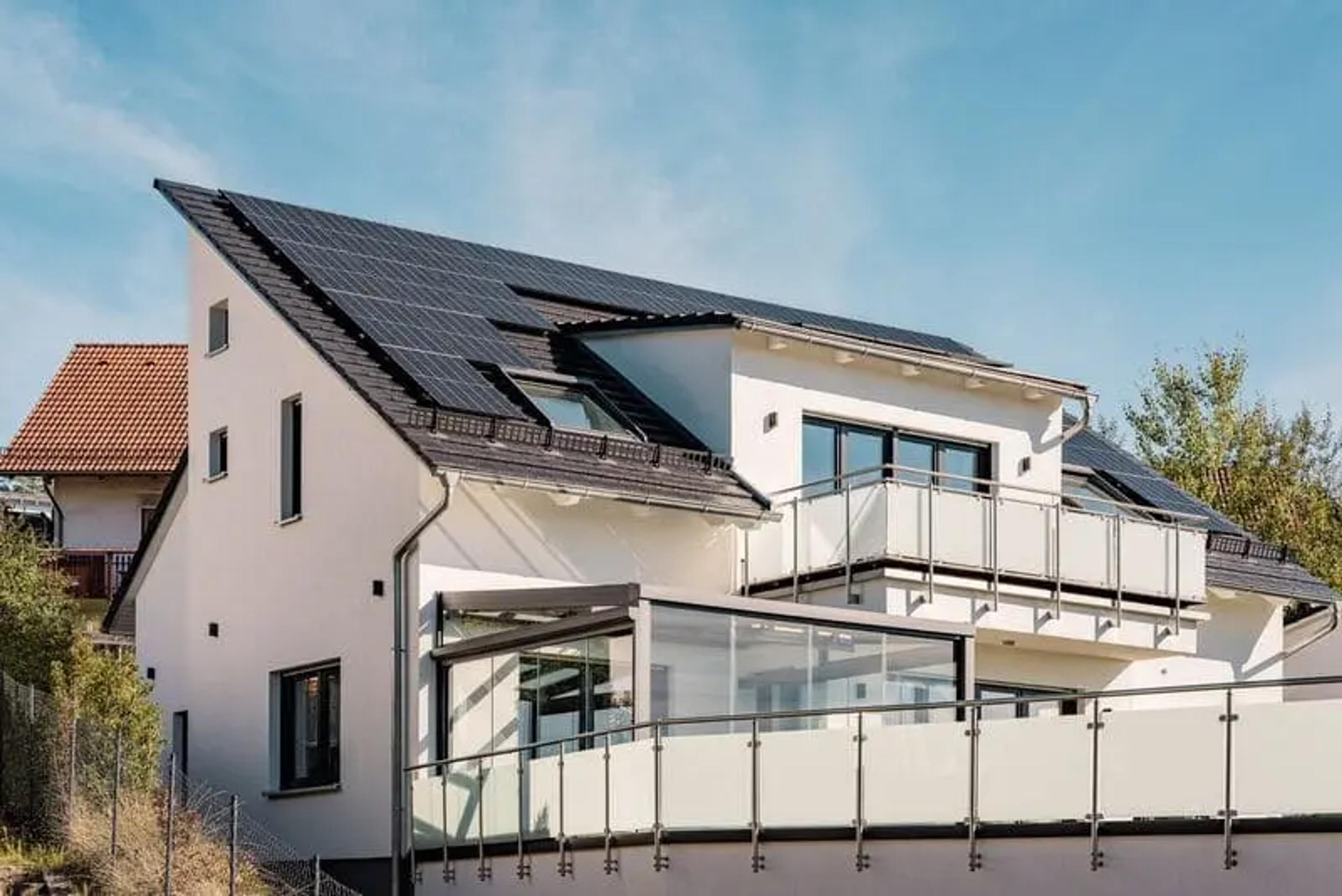Zonnepanelen op grote bungalow