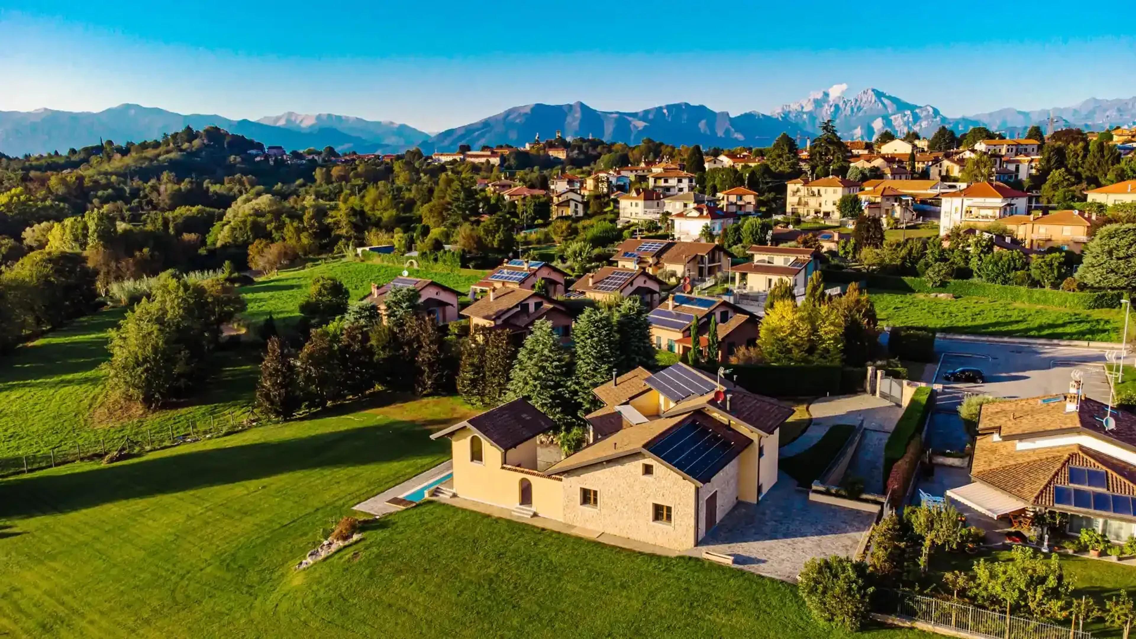 casa con paneles solares Otovo