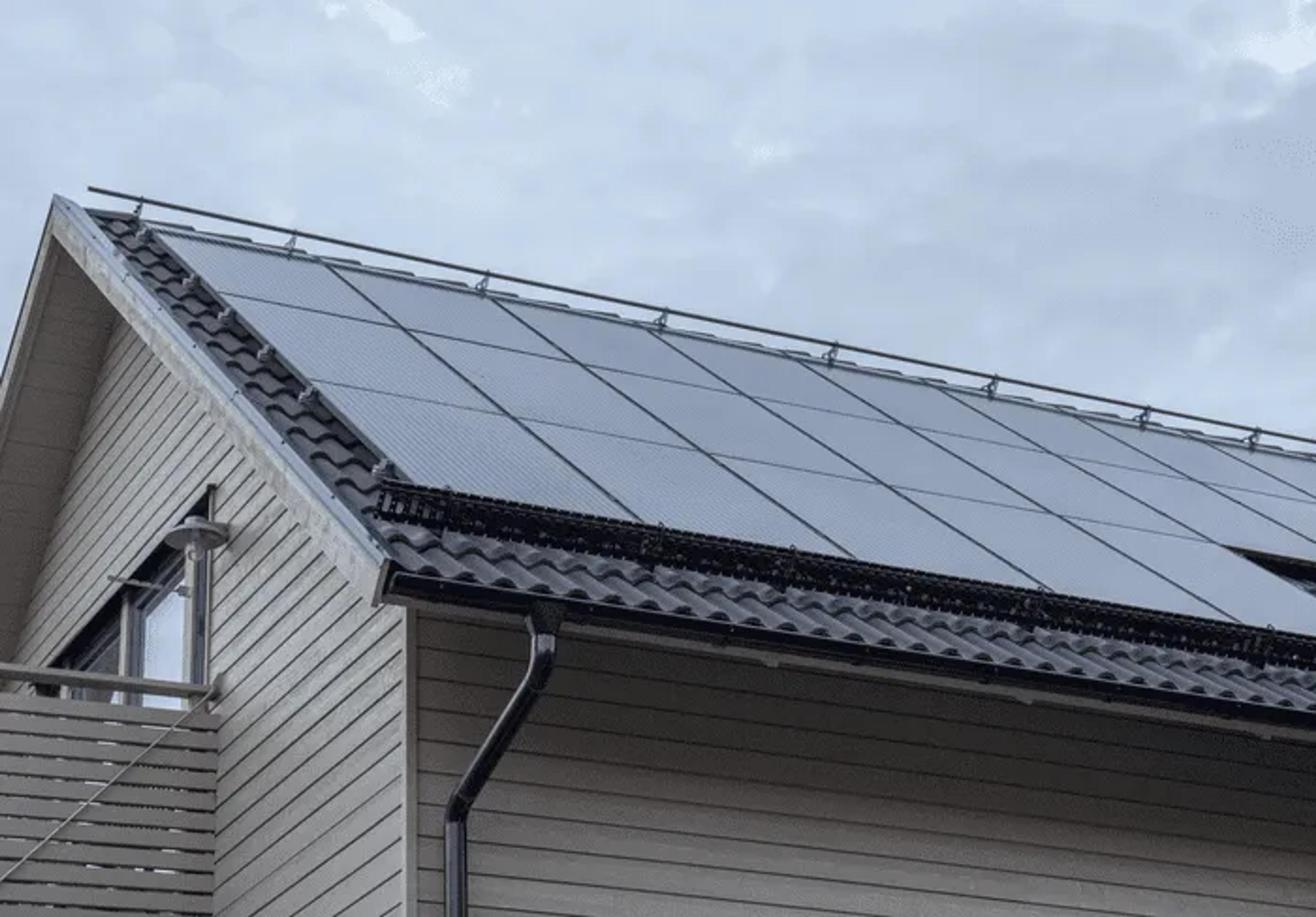 Zonnepanelen op een dak