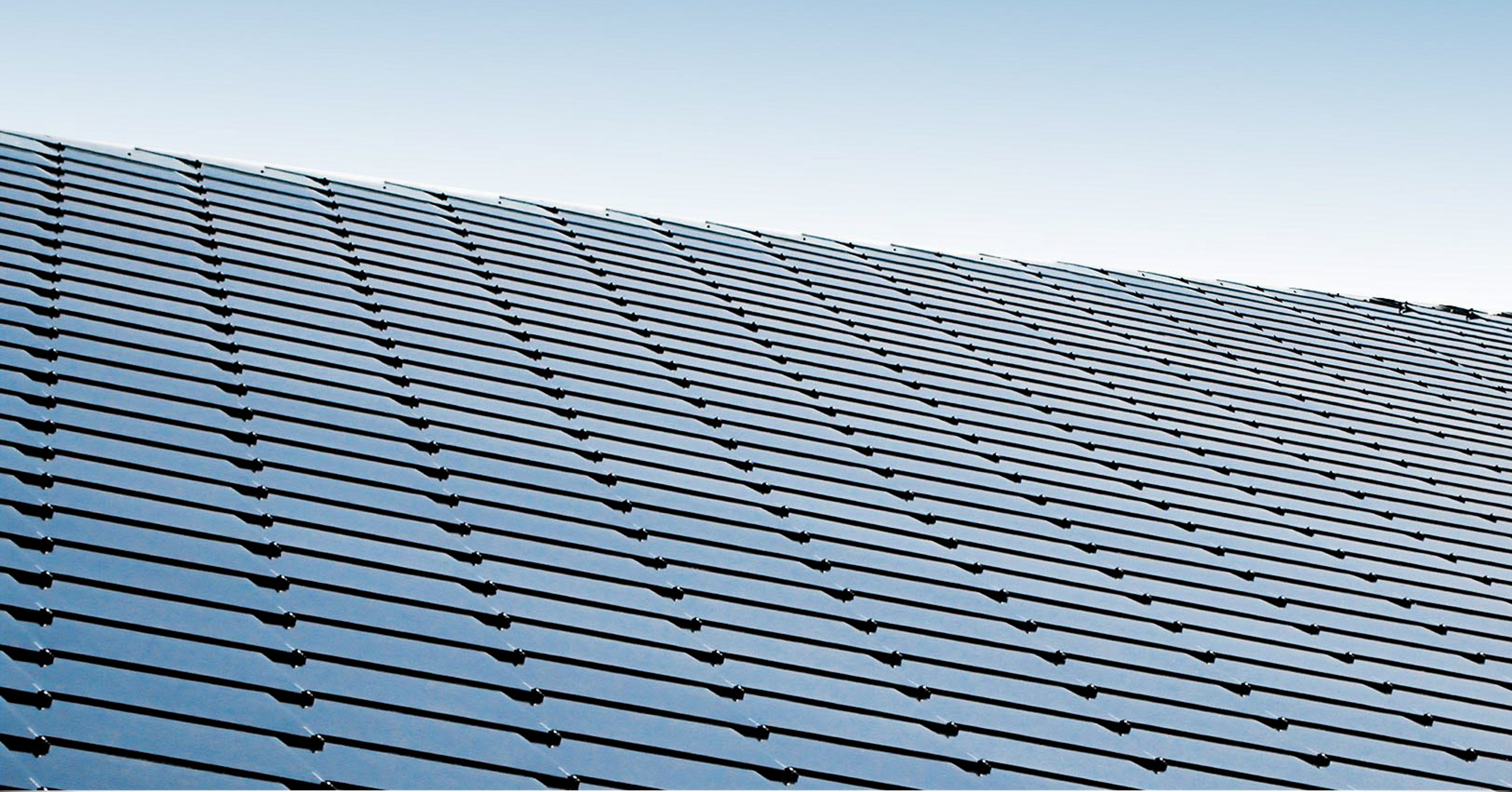 Installasjon av solcelle takstein. Bilde av skifer til tak med solceller for billigere strøm i Norge. sunstyle-installation5-cropped-2