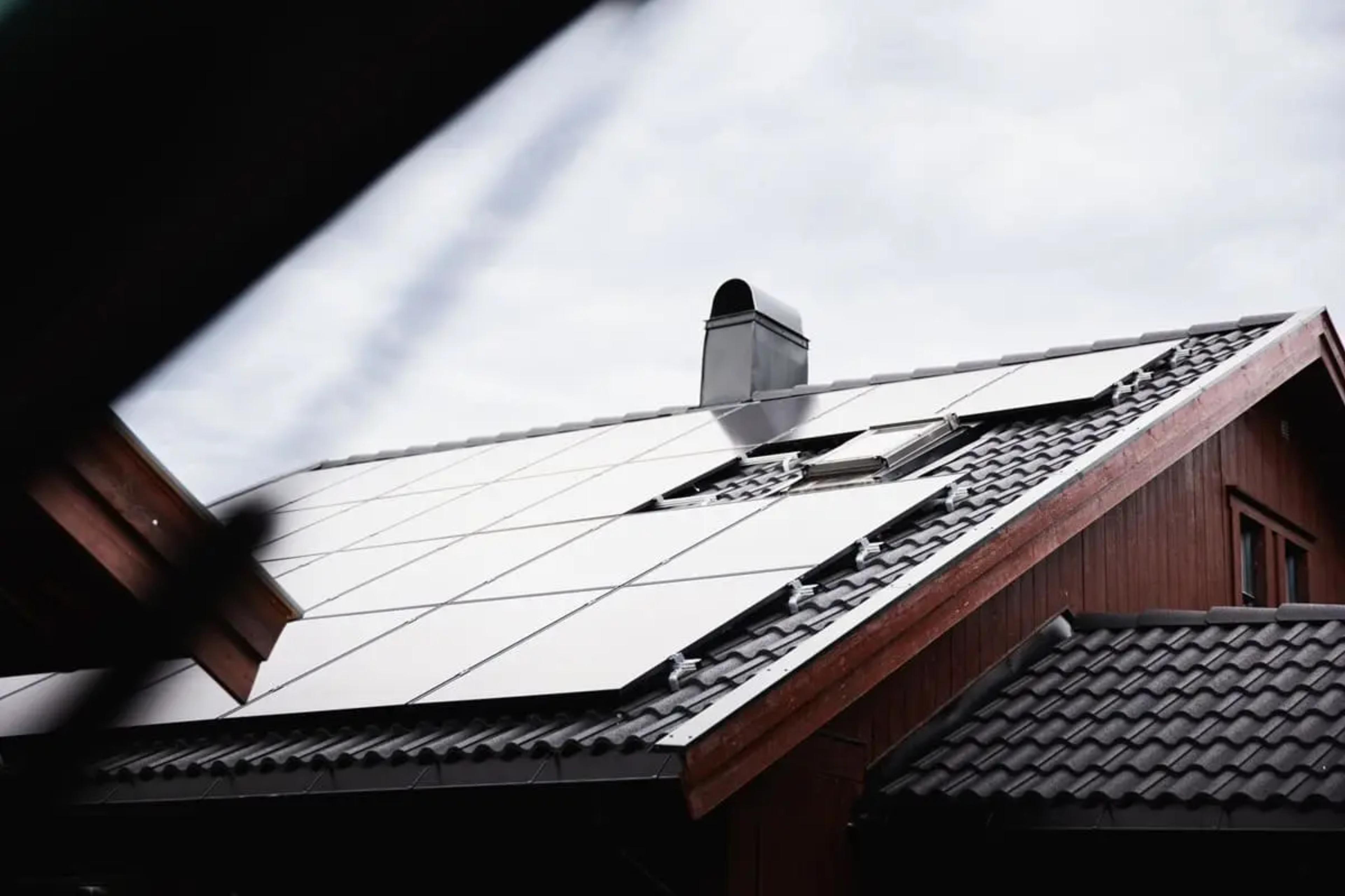 närbild på hustak som har solpaneler installerade på sig