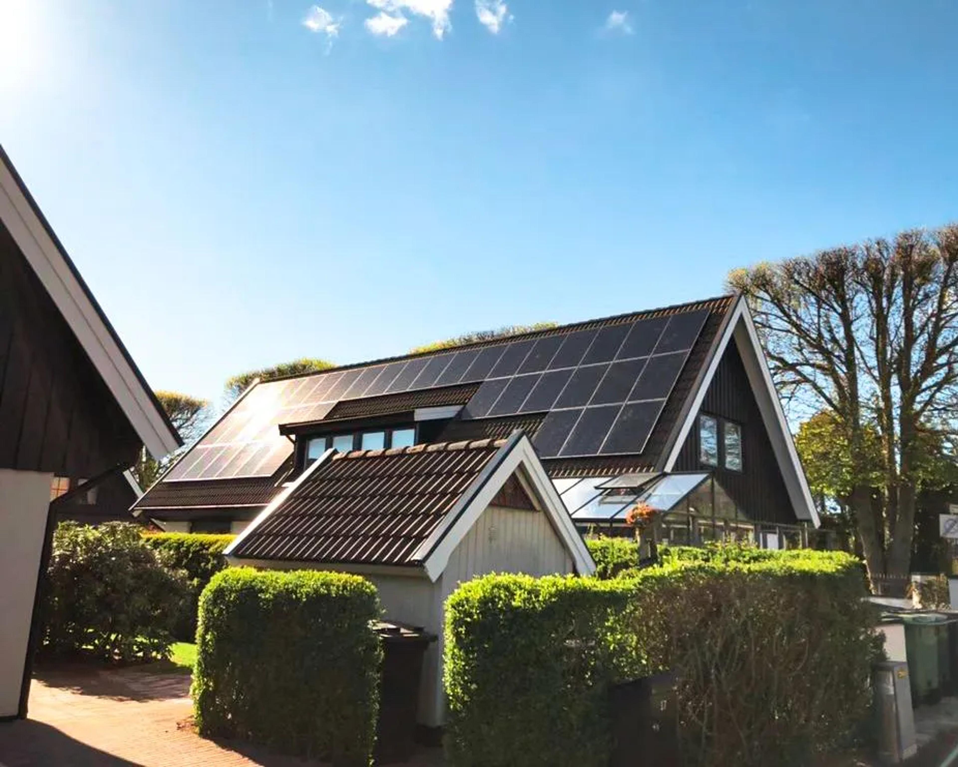 Haus mit Photovoltaikanlage im Sonnenschein