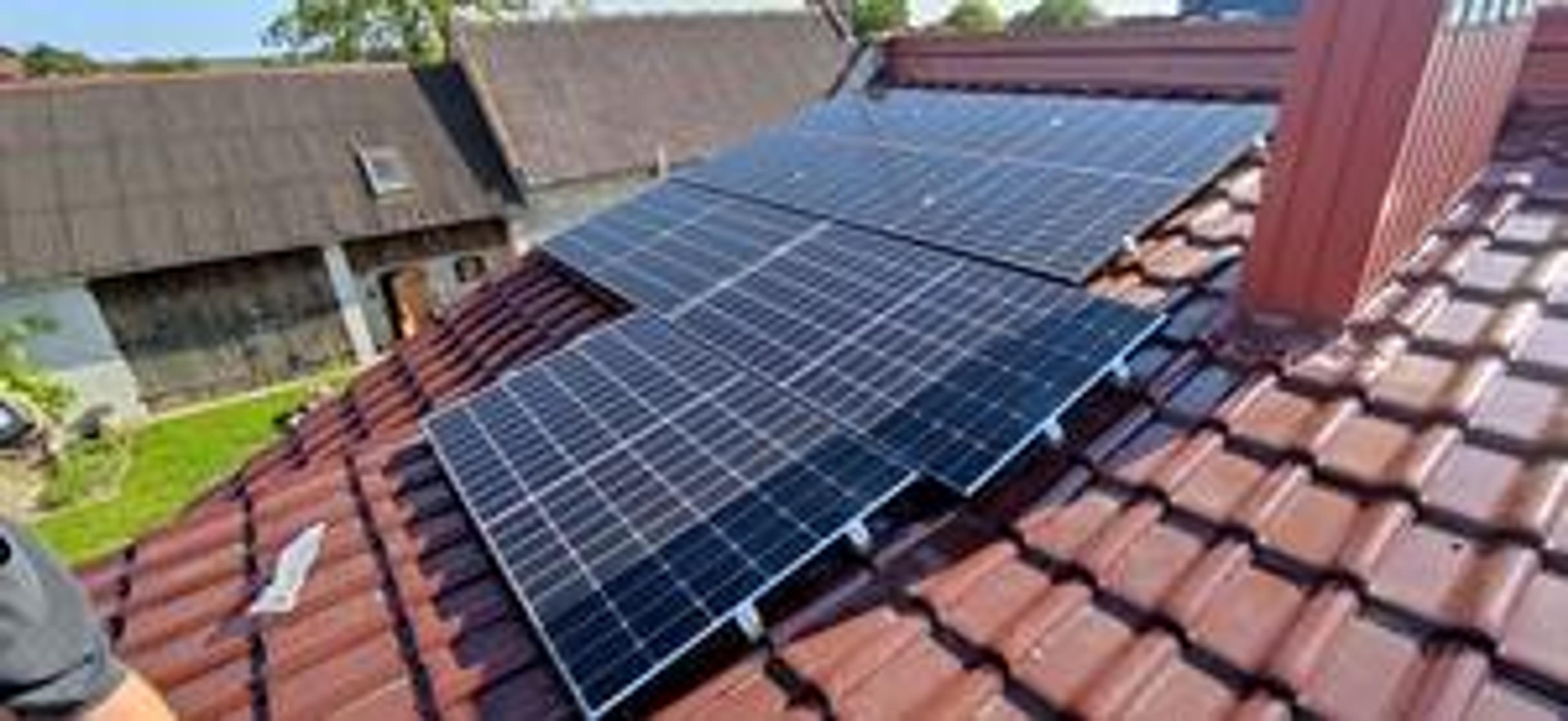 instalacja fotowoltaiczna na dachu