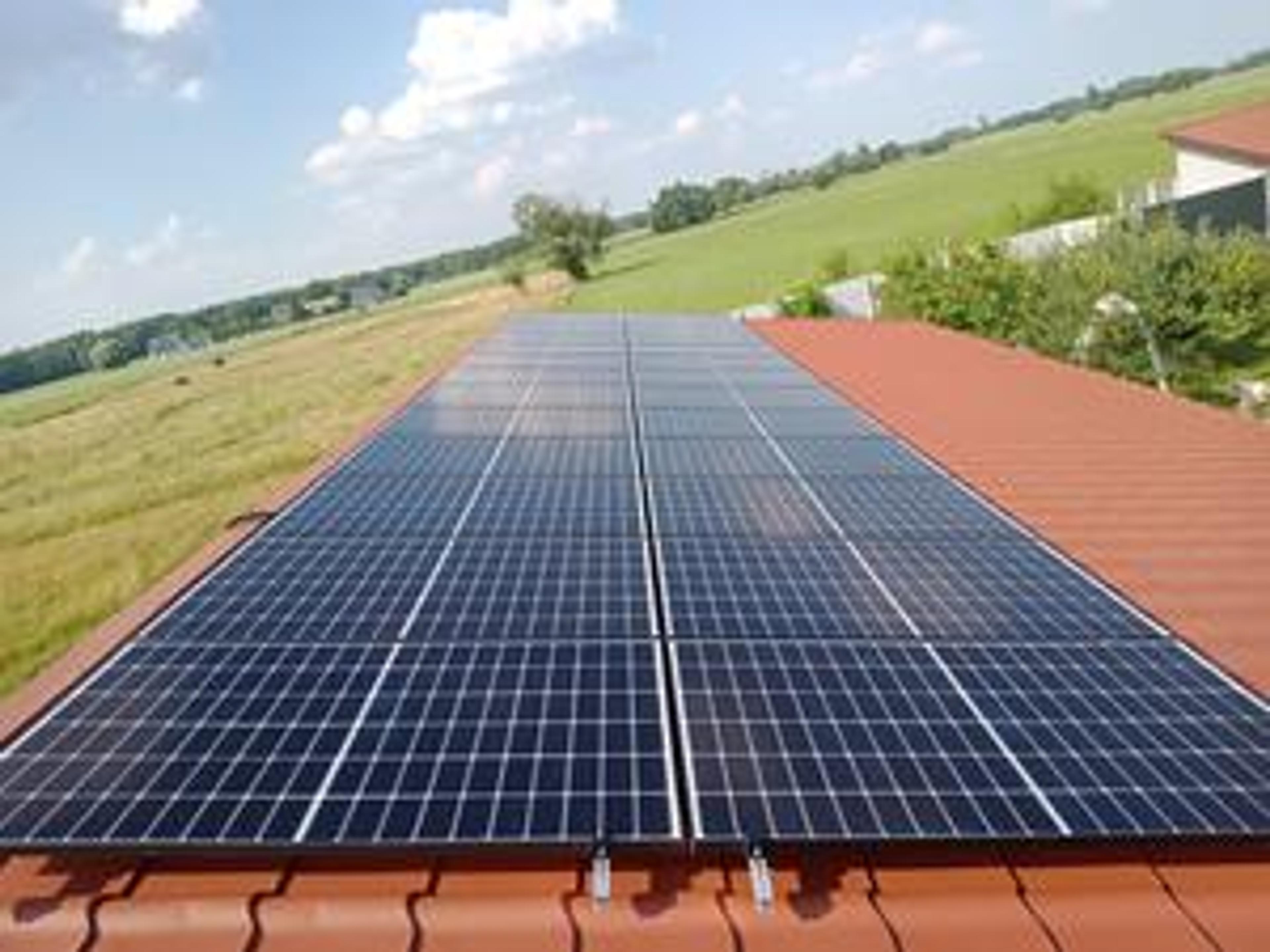 instalacja fotowoltaiczna na dachu