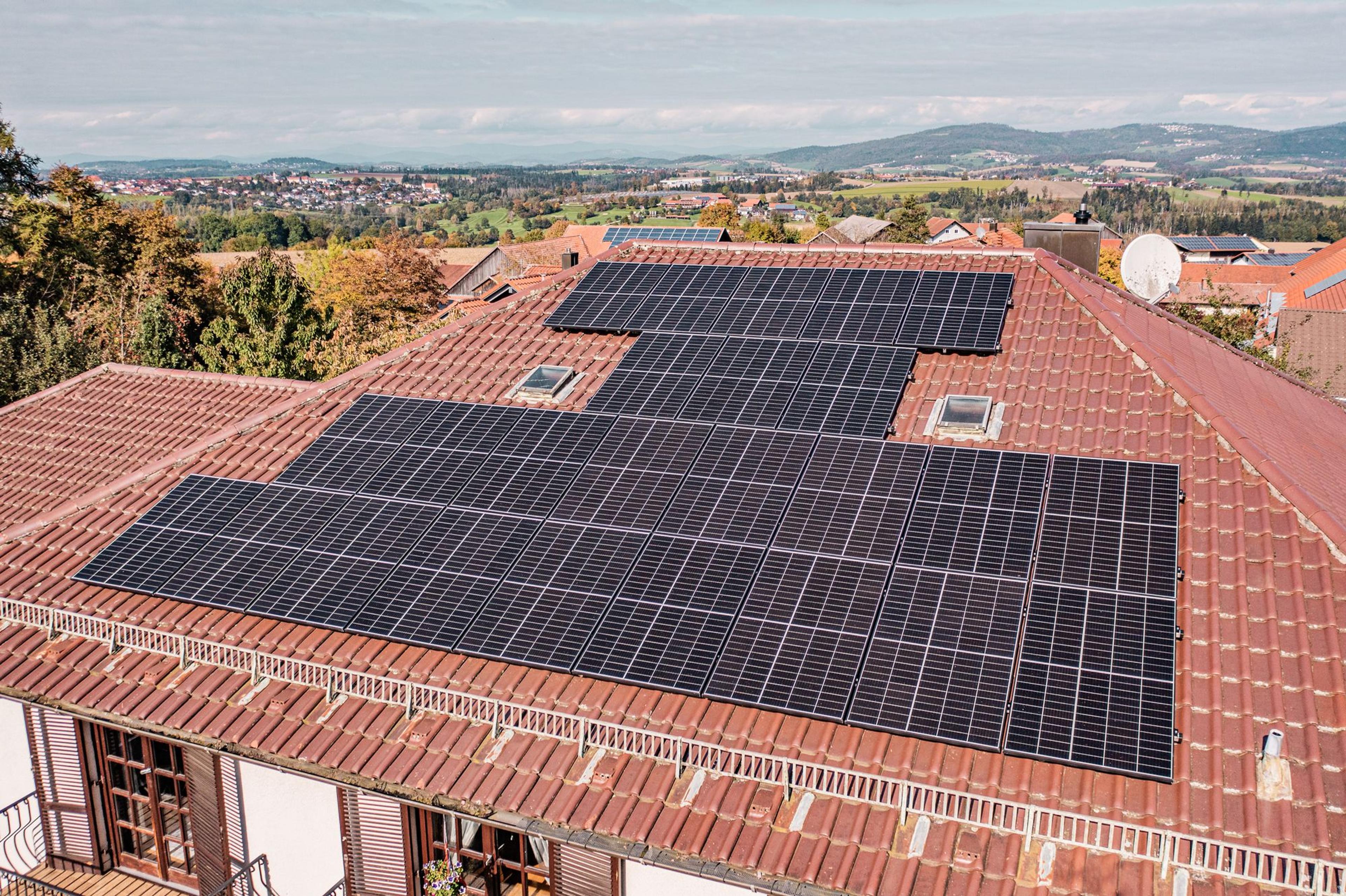 Haus in Wohngebiet mit Solaranlage auf dem Dach