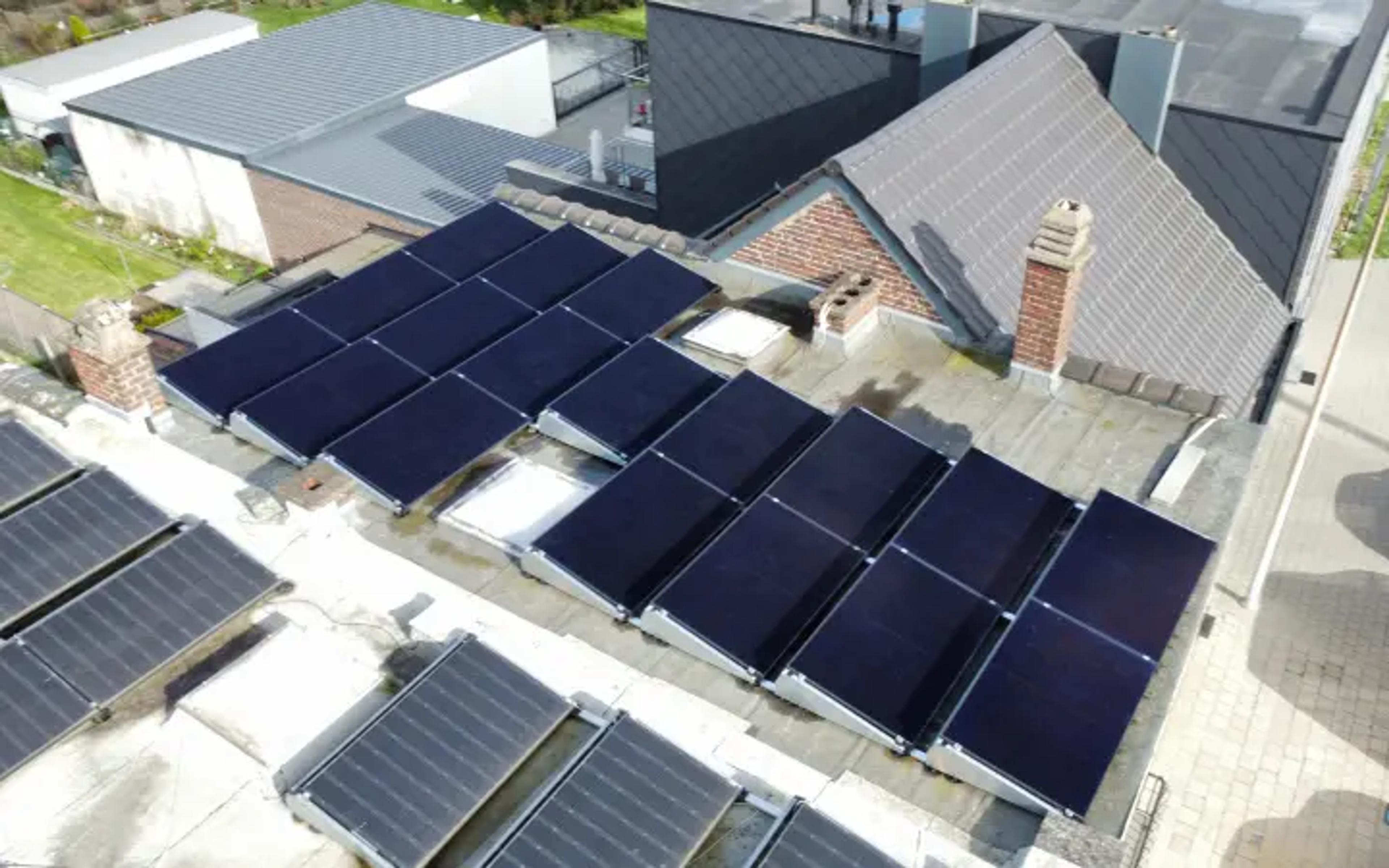 panneaux solaires sur toiture plate