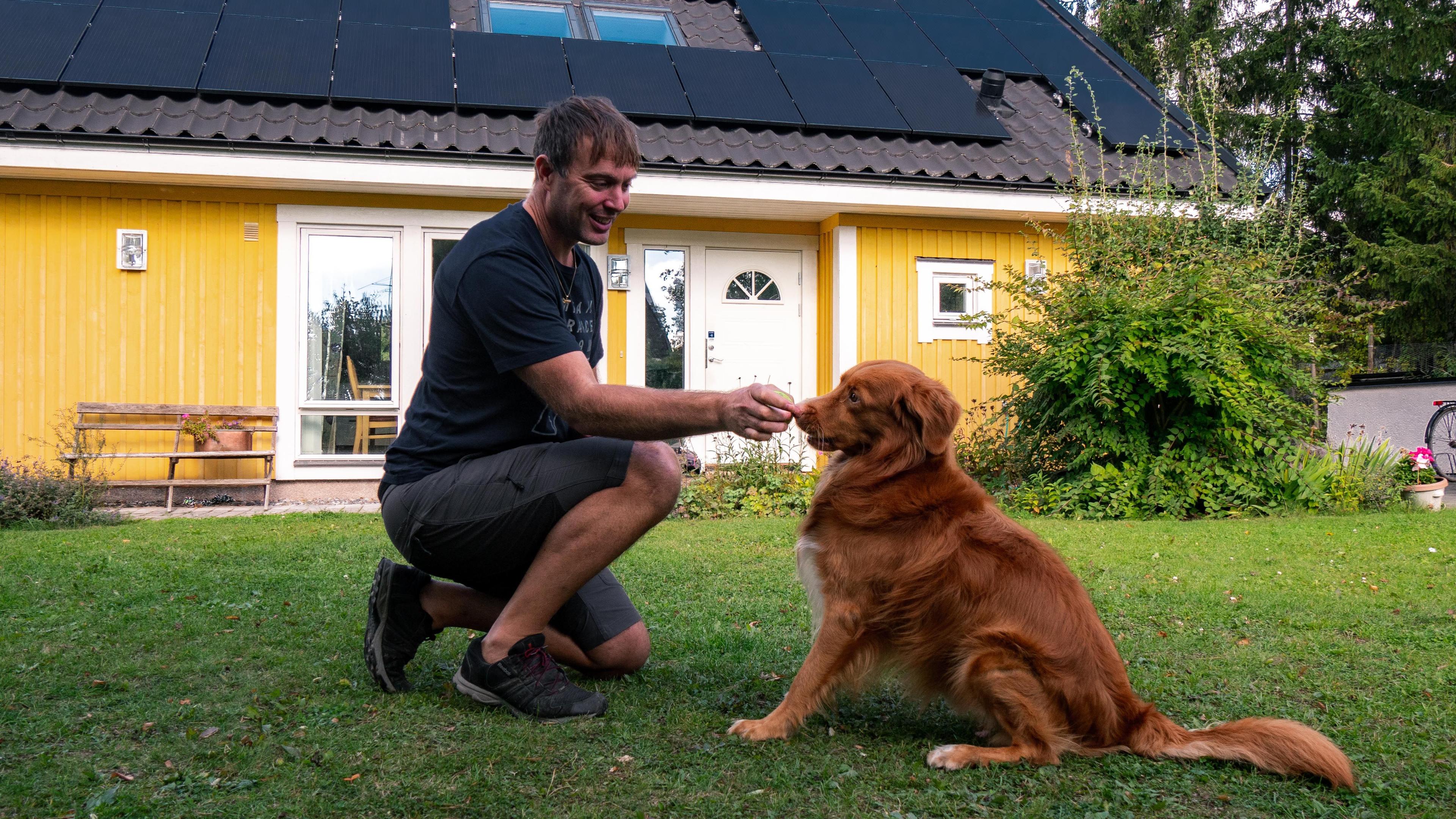 michael med sin hund framför villan