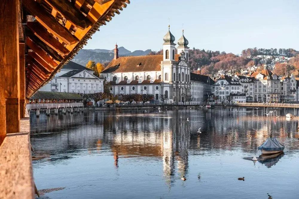 Landschaftsbild Luzern mit Blick auf Fluss und Kirche