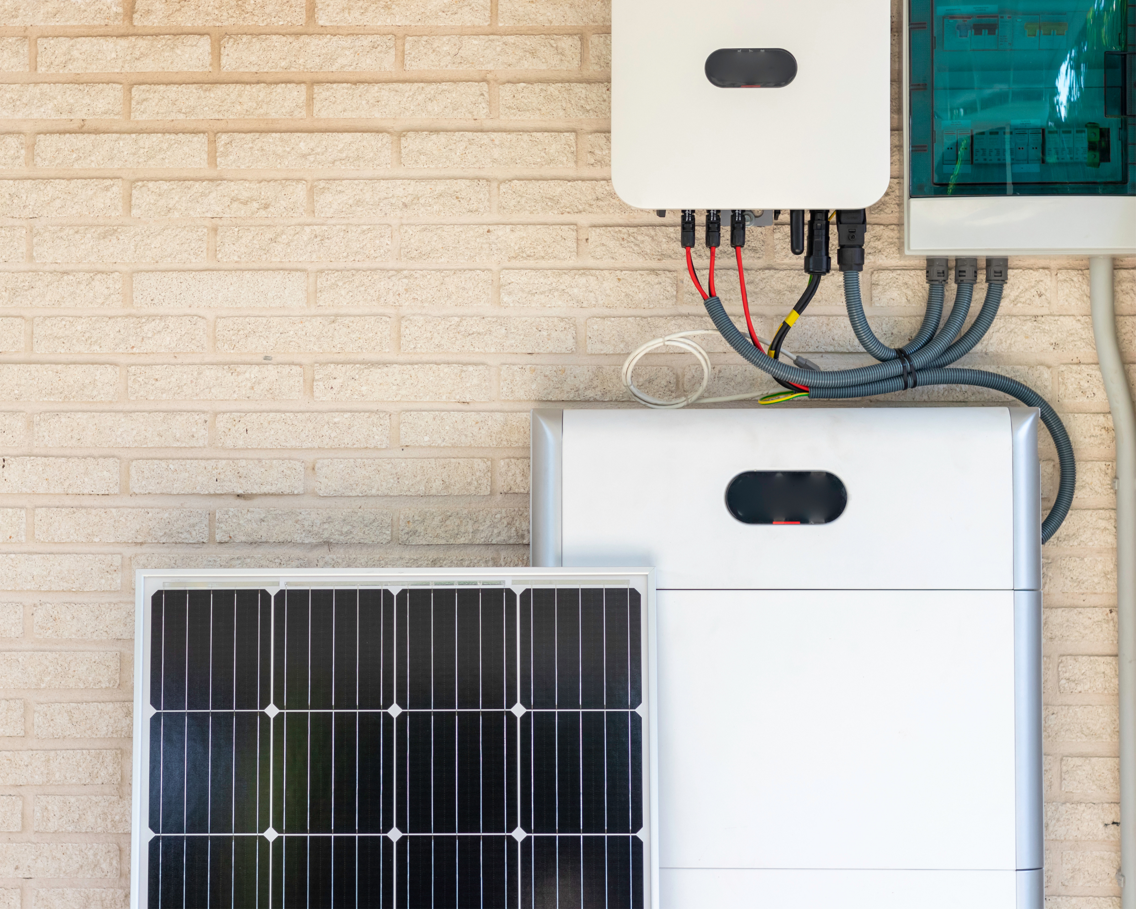 Solarbatterie an der Wand mit Solarpanel angelehnt davor