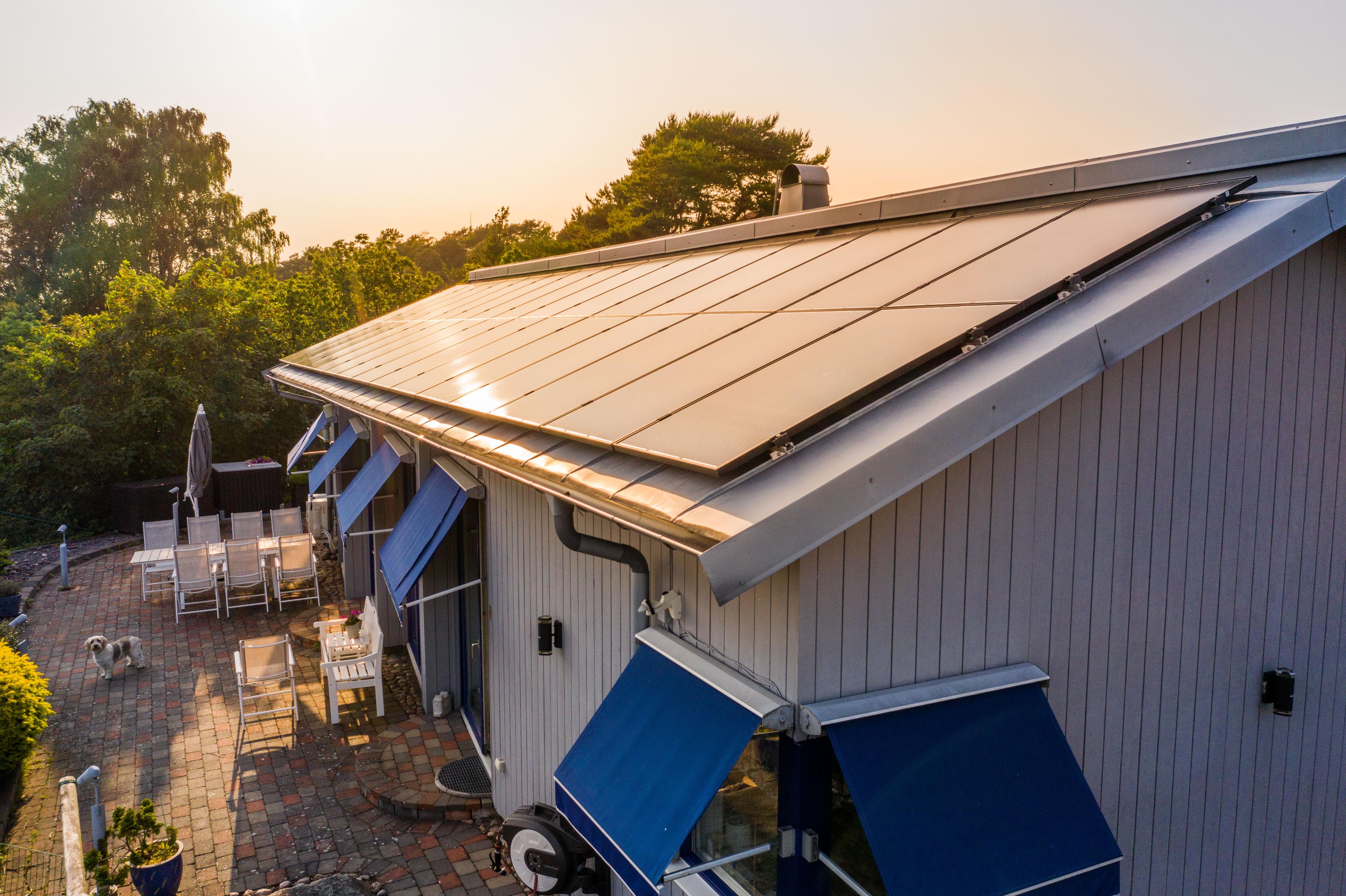 hus med installerte solcellepaneler