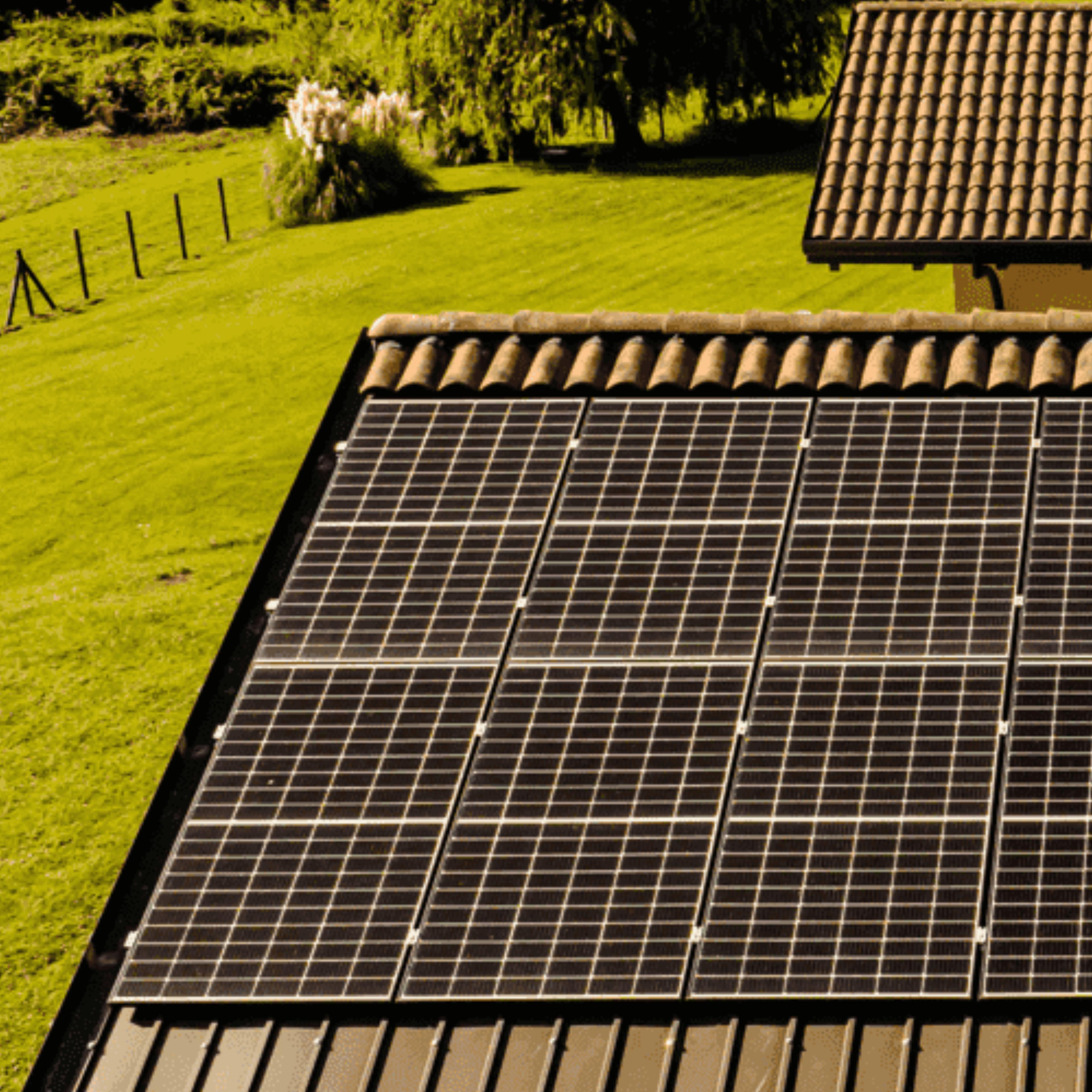 painéis solares instalados em telhado de vivenda