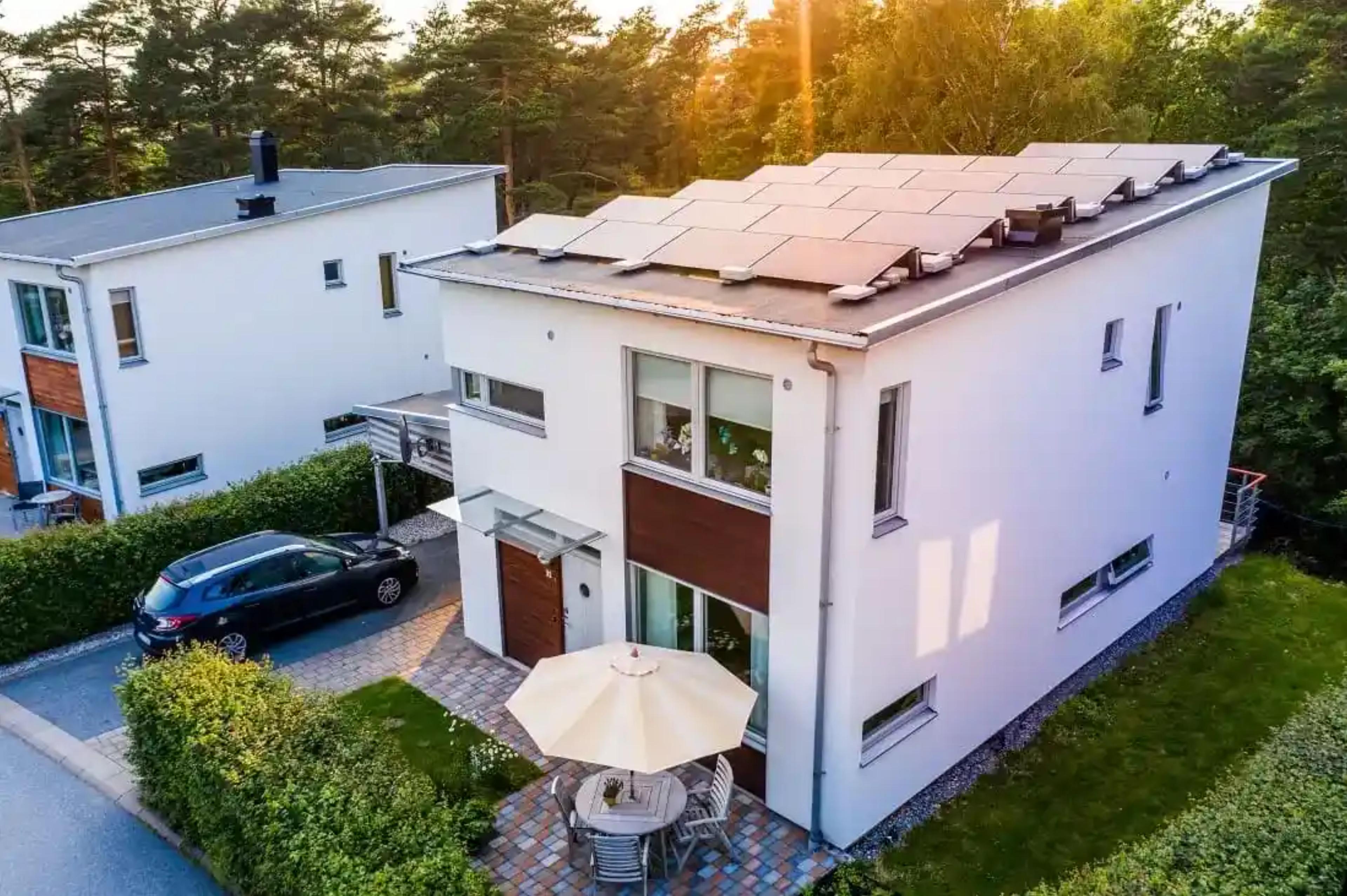 Hus med 22 solpaneler på platt tak