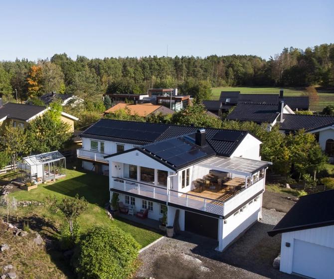 solcellepaneler på en hvit villa