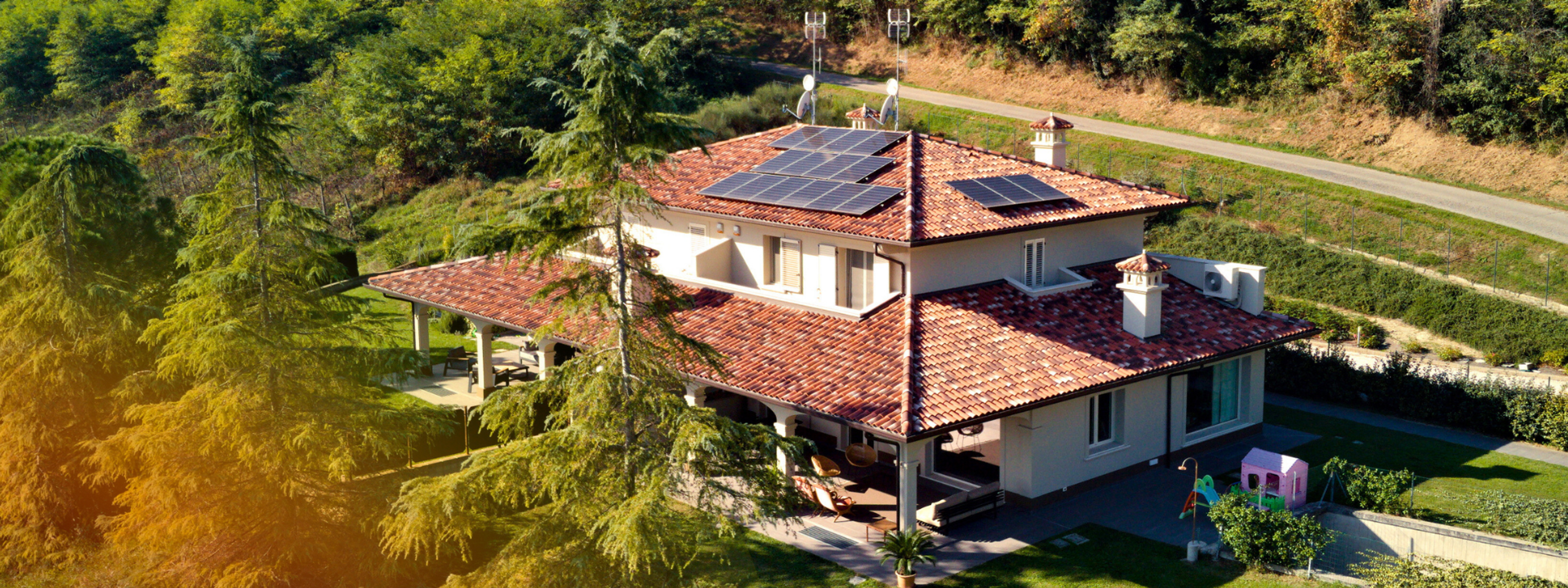 casa con impianto fotovoltaico