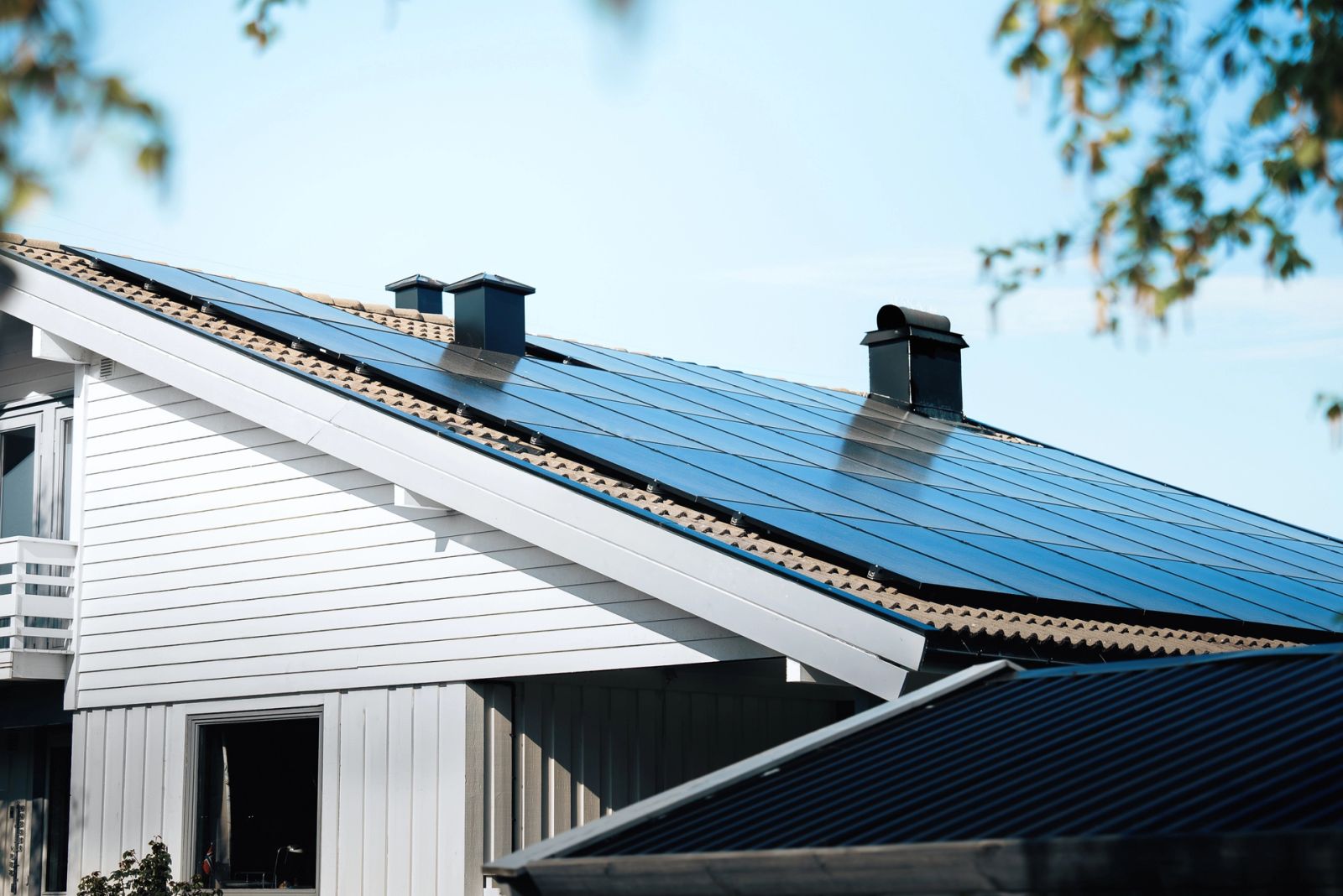 Zonnepanelen op het dak van een wit huis