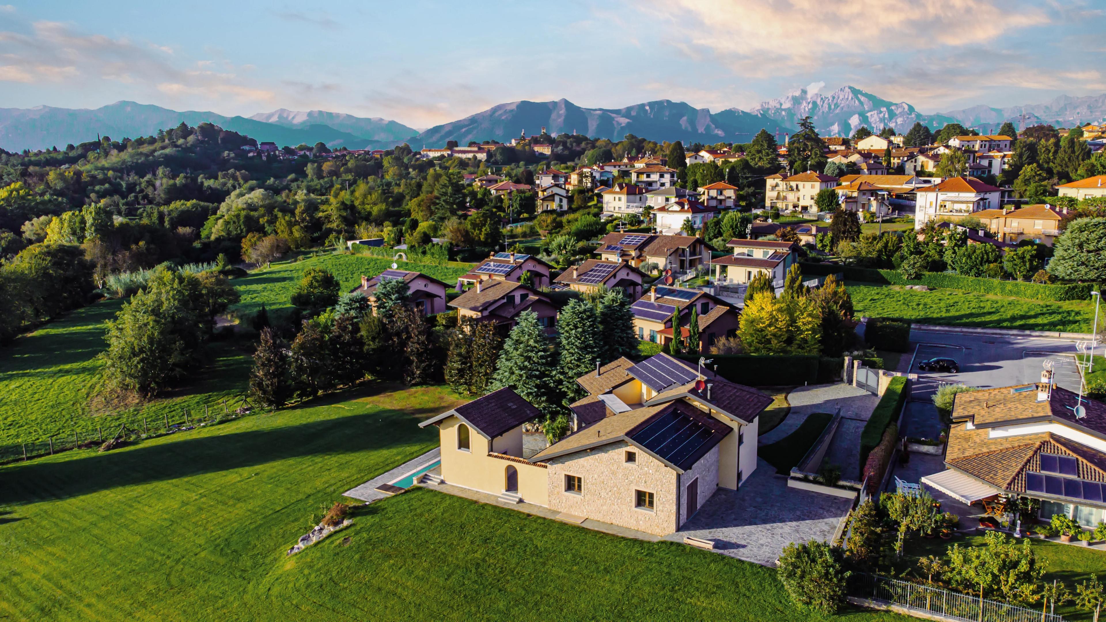 Kleine Stadt mit Häusern und Photovoltaik auf den Dächern