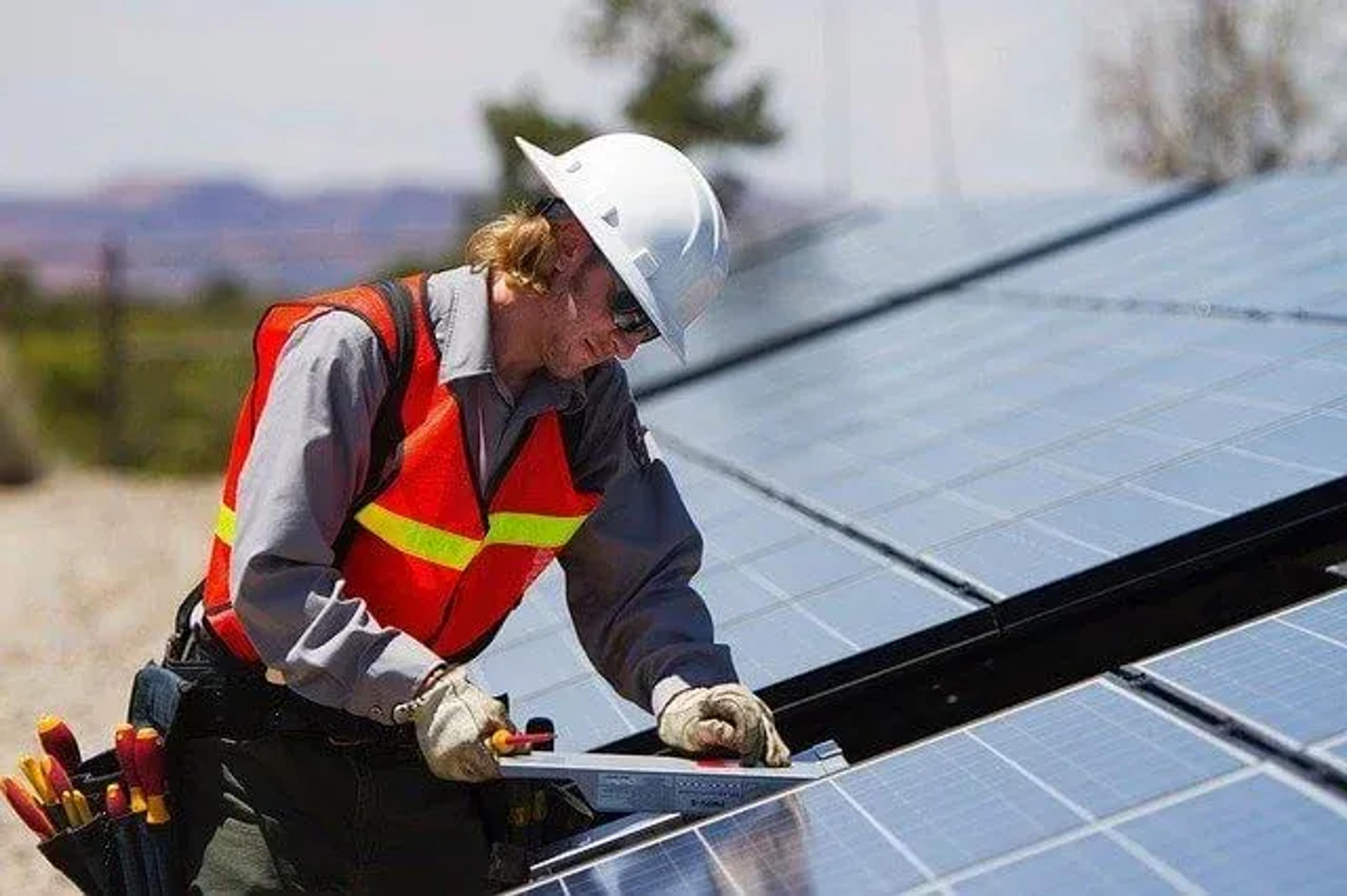 Instalador montando placas solares
