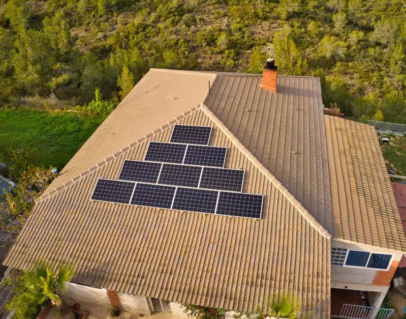 painéis solares fotovoltaicos instalados em telhado de vivenda