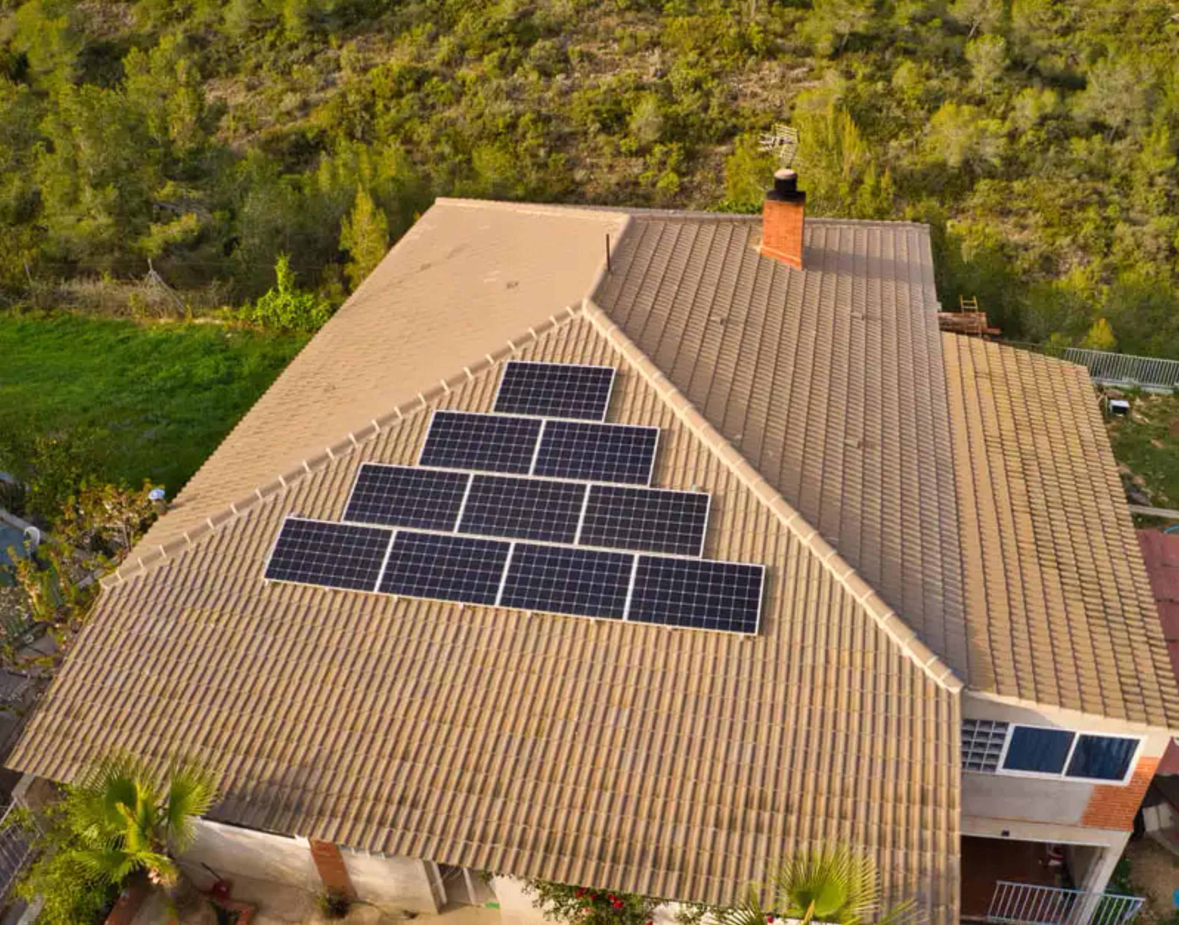 painéis solares fotovoltaicos instalados em telhado de vivenda