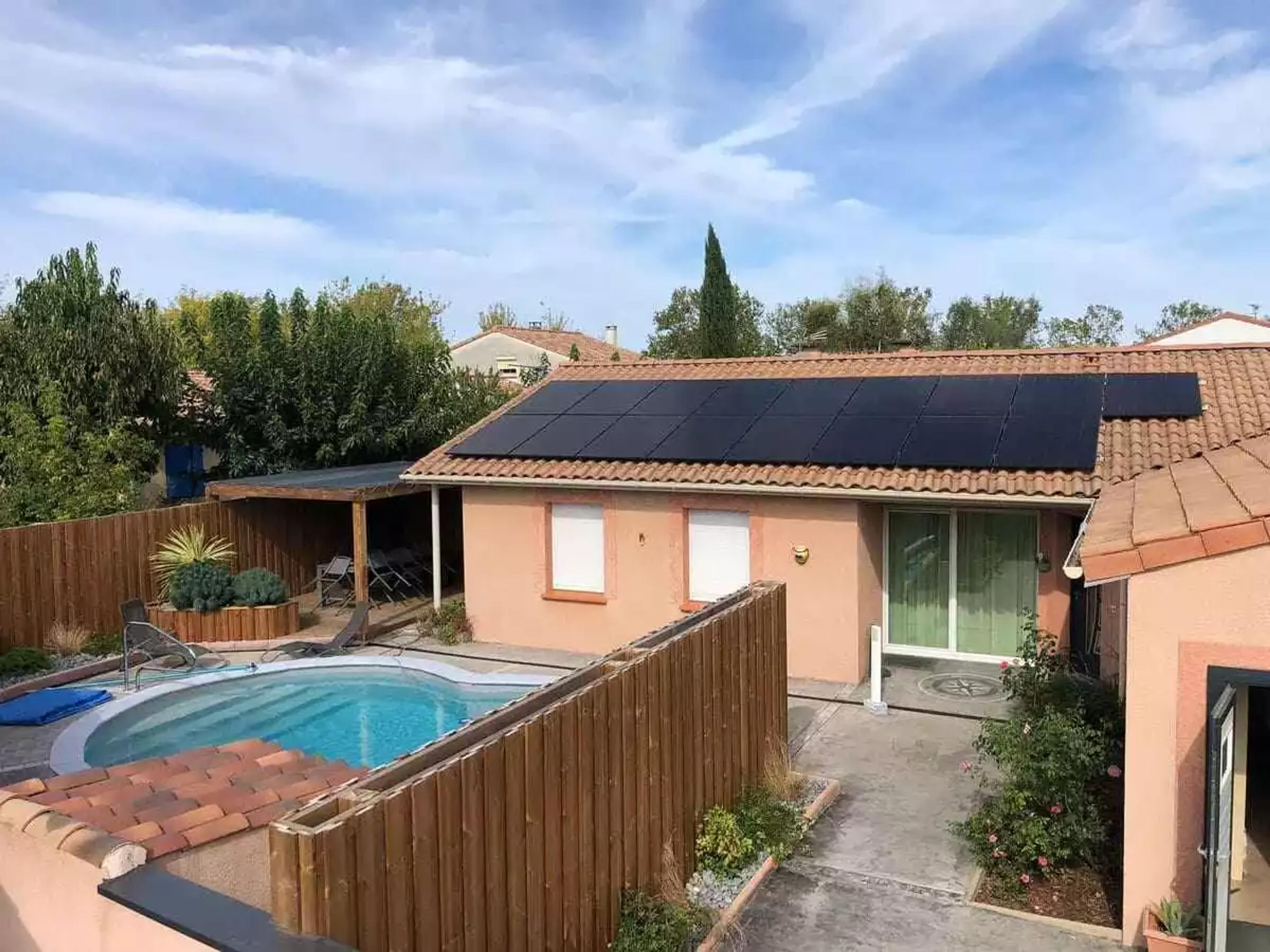 panneaux solaires maison piscine