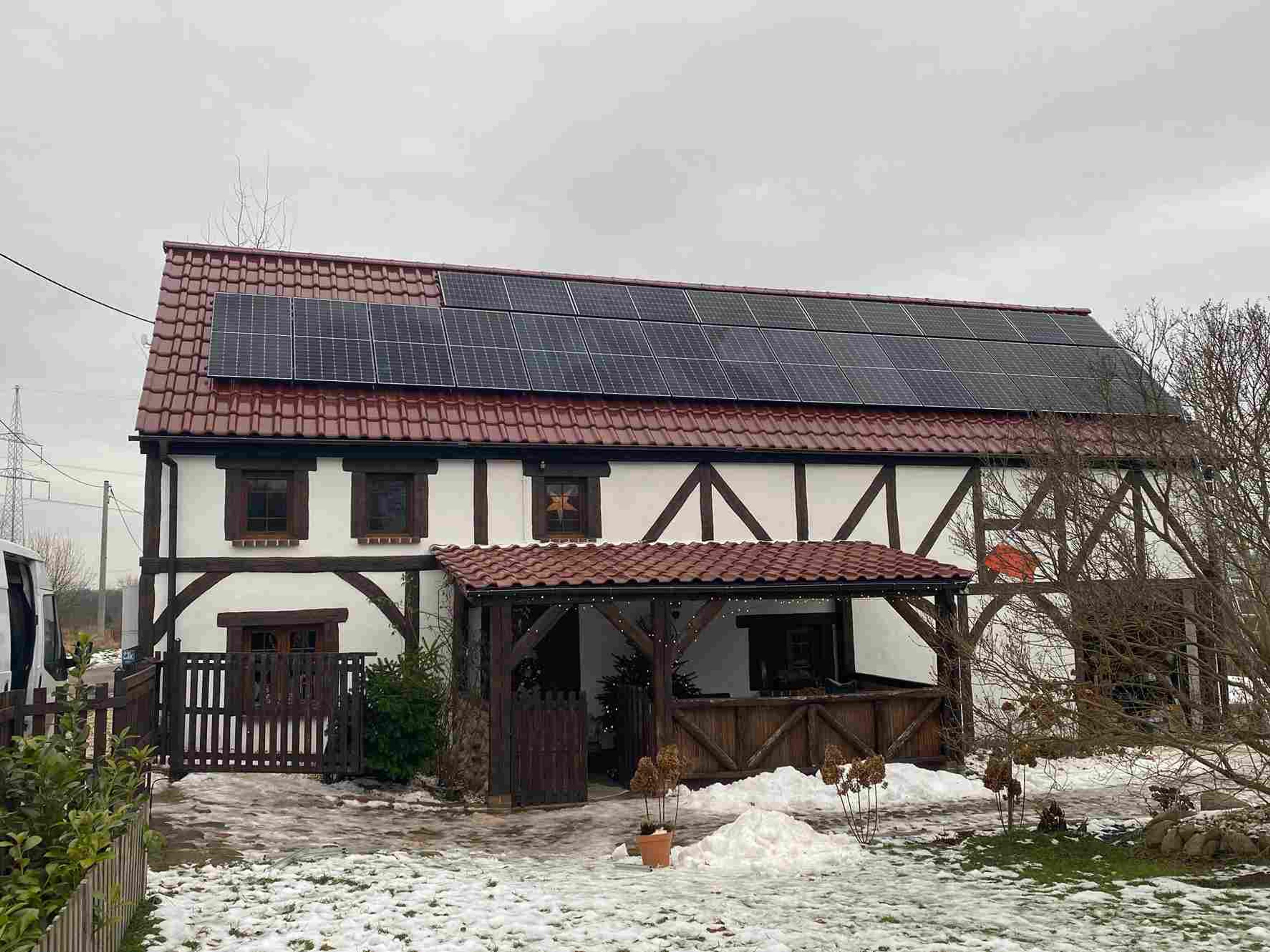 instalacja fotowoltaiczna na dachu