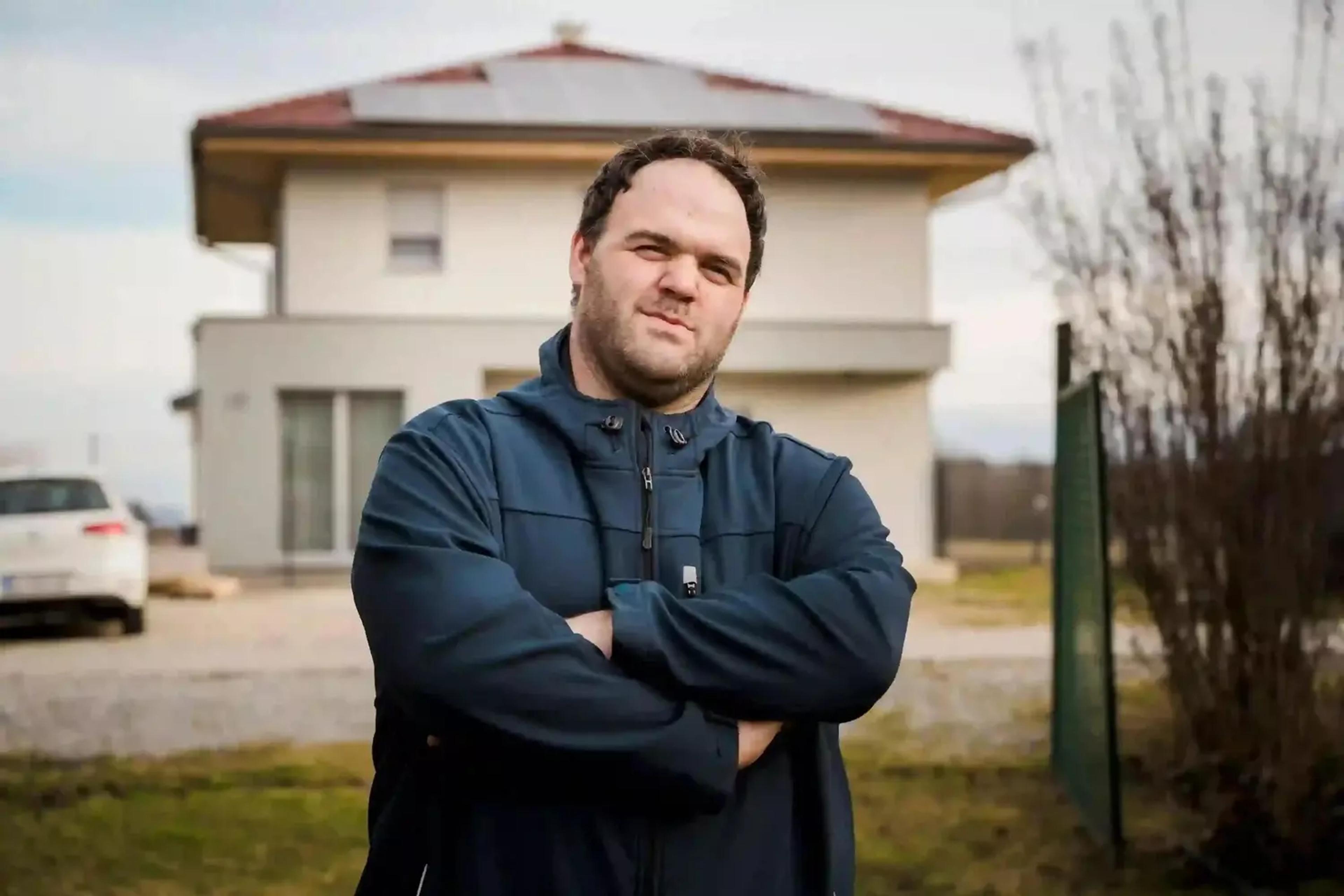 Mann vor Haus mit PV