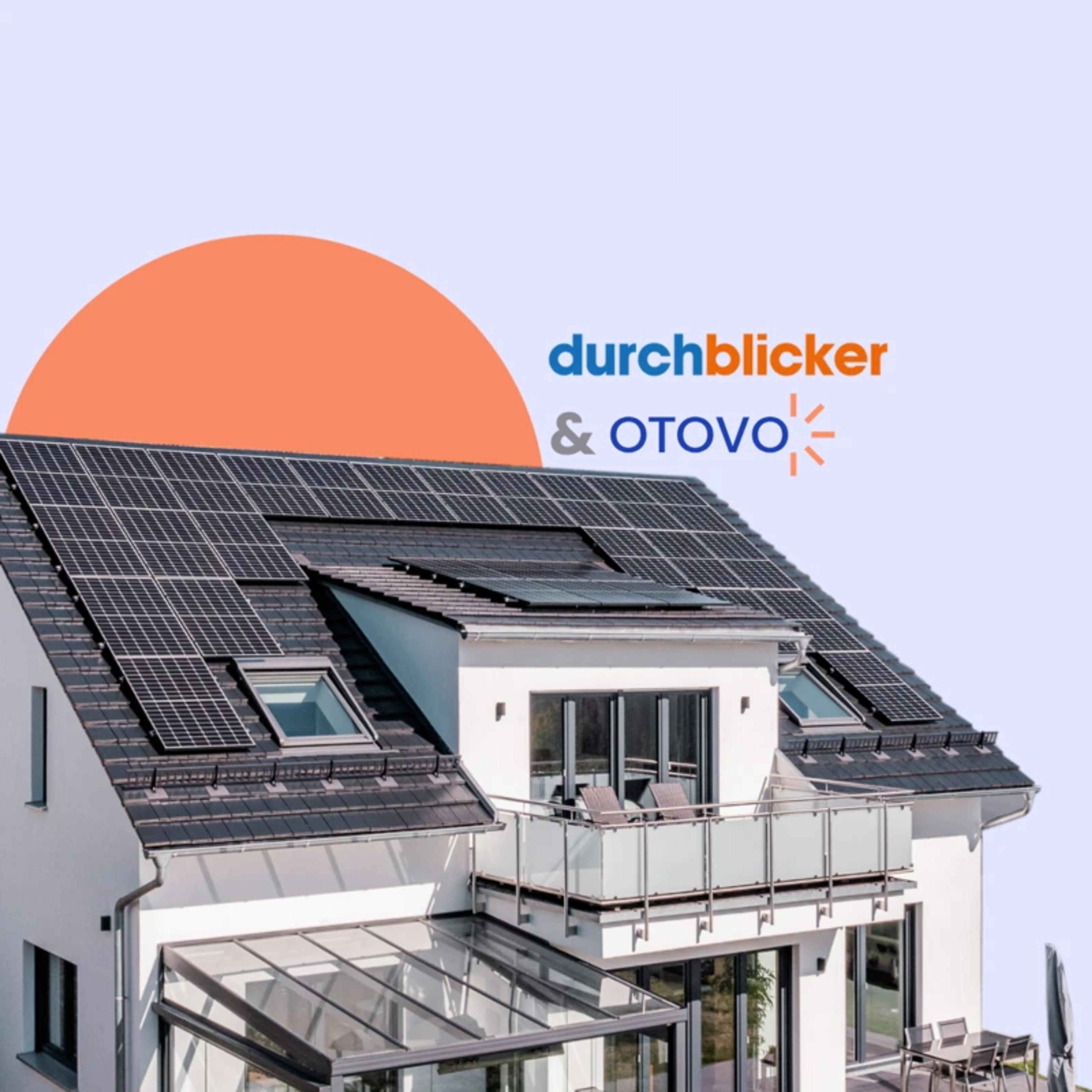 Haus mit Solarpanelen und Logo Otovo und durchblicker