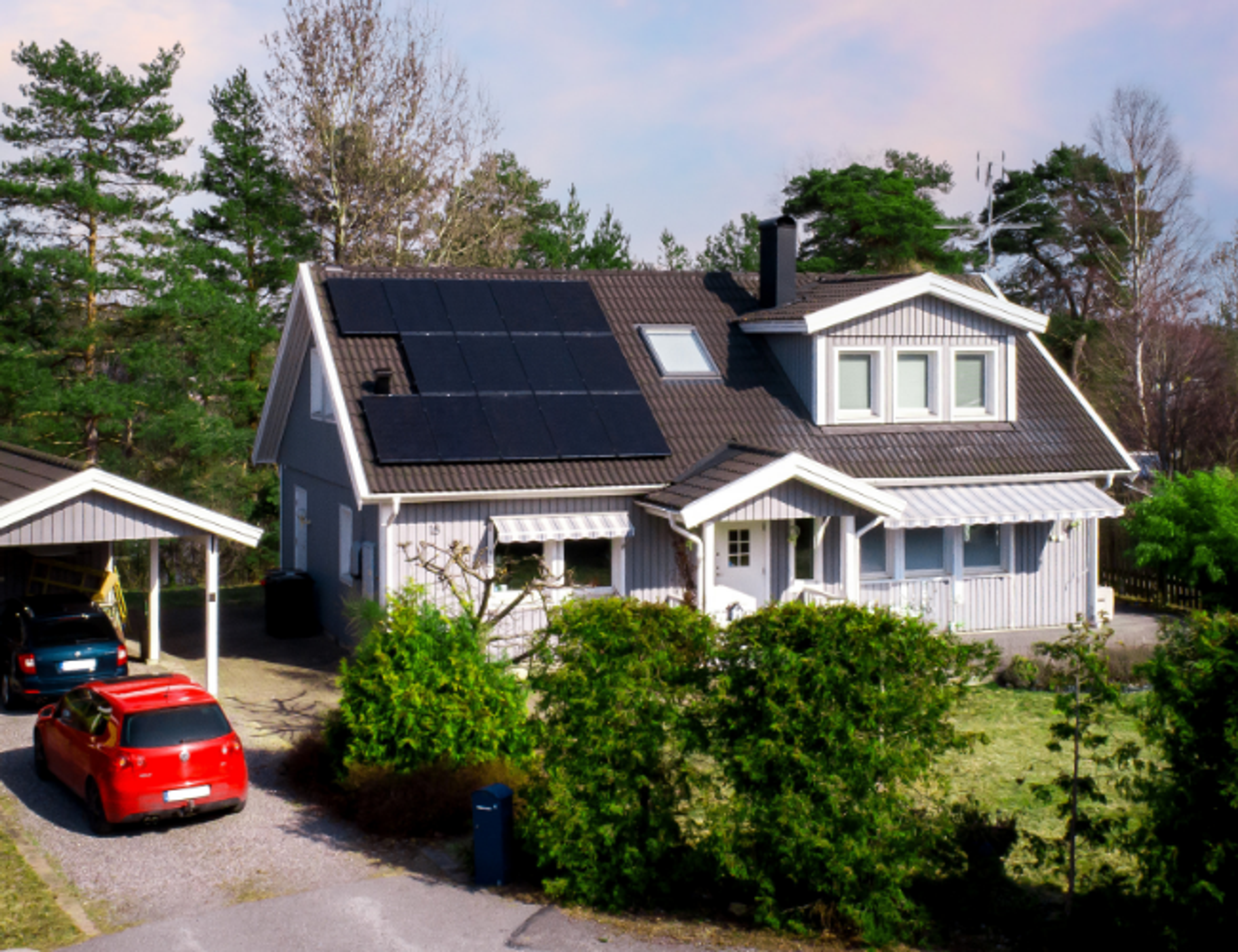 maison équipée de panneaux solaires