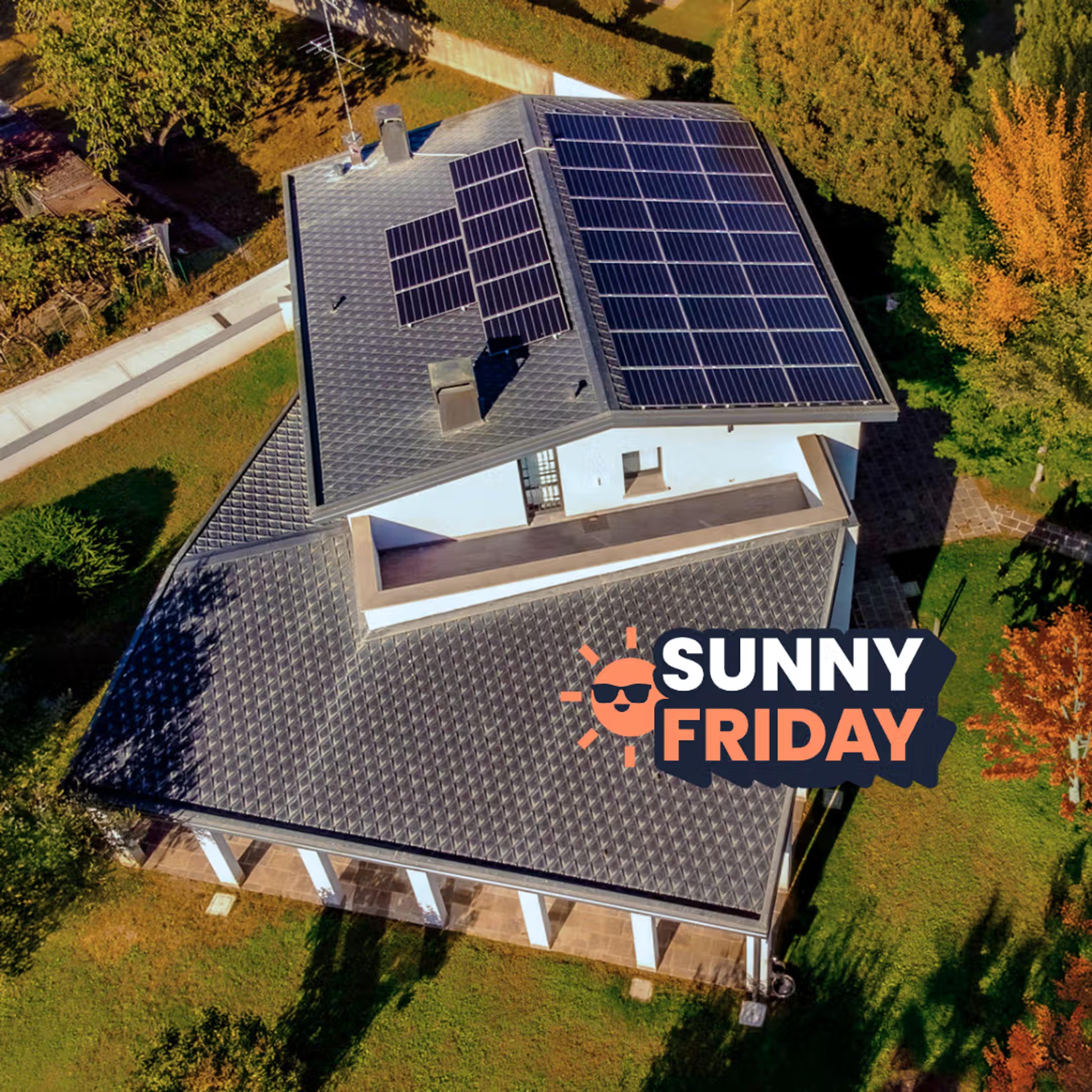 Haus mit PV auf dem DACH und Sunny Friday Schrift Logo