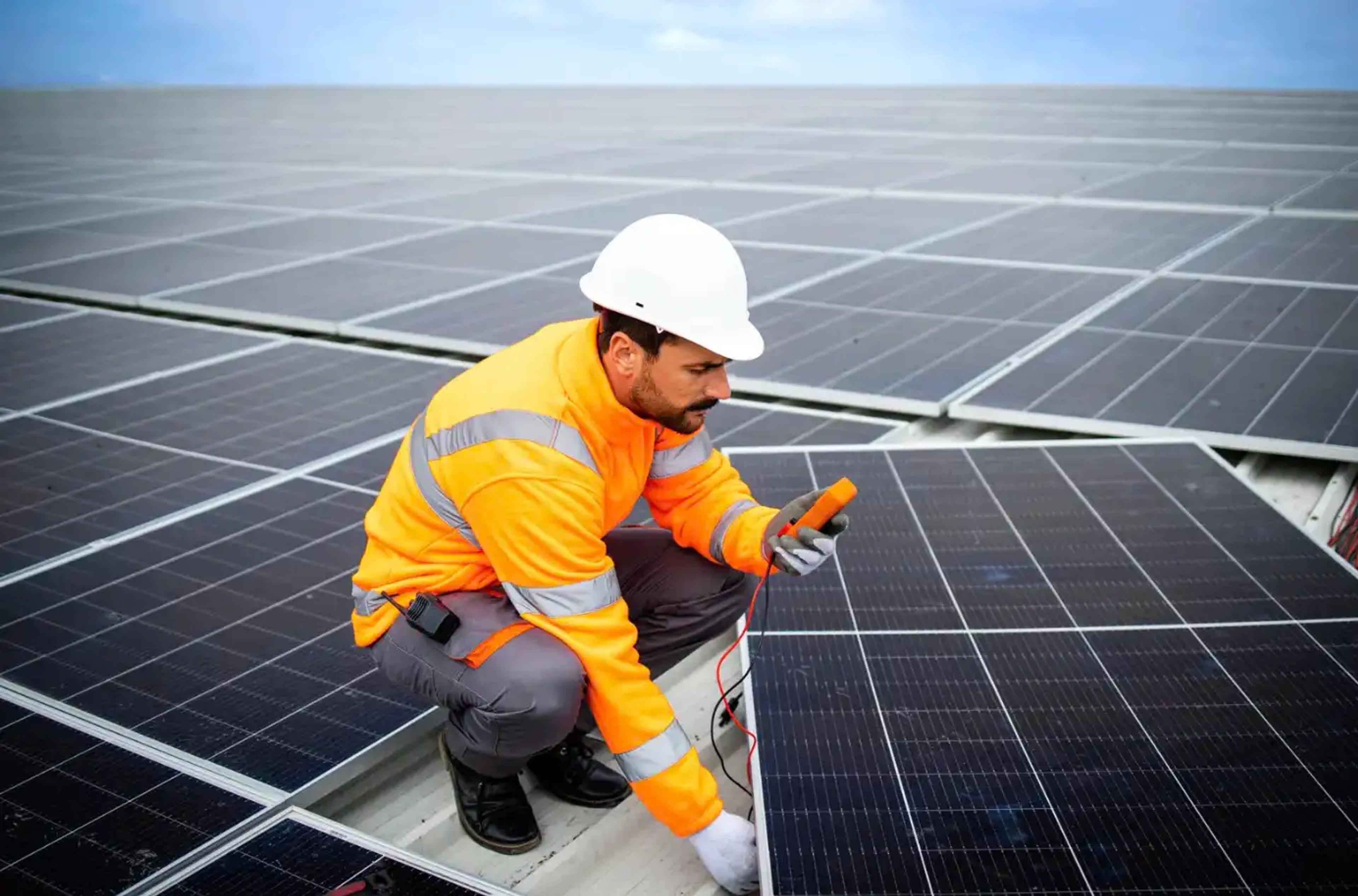 Solarmonteur misst Funktion eines Solarpanel