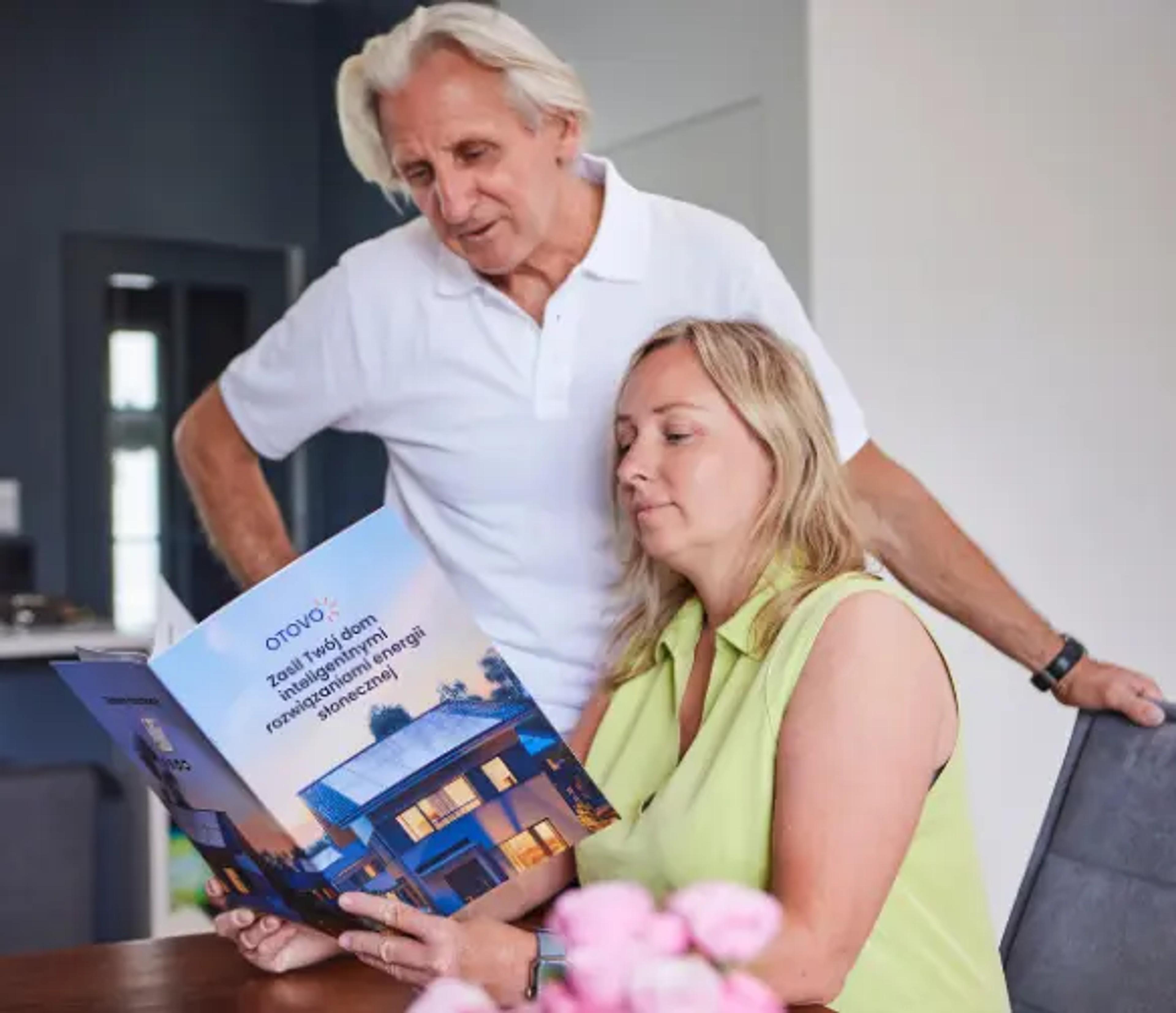 Mężczyzna i kobieta czytający katalog