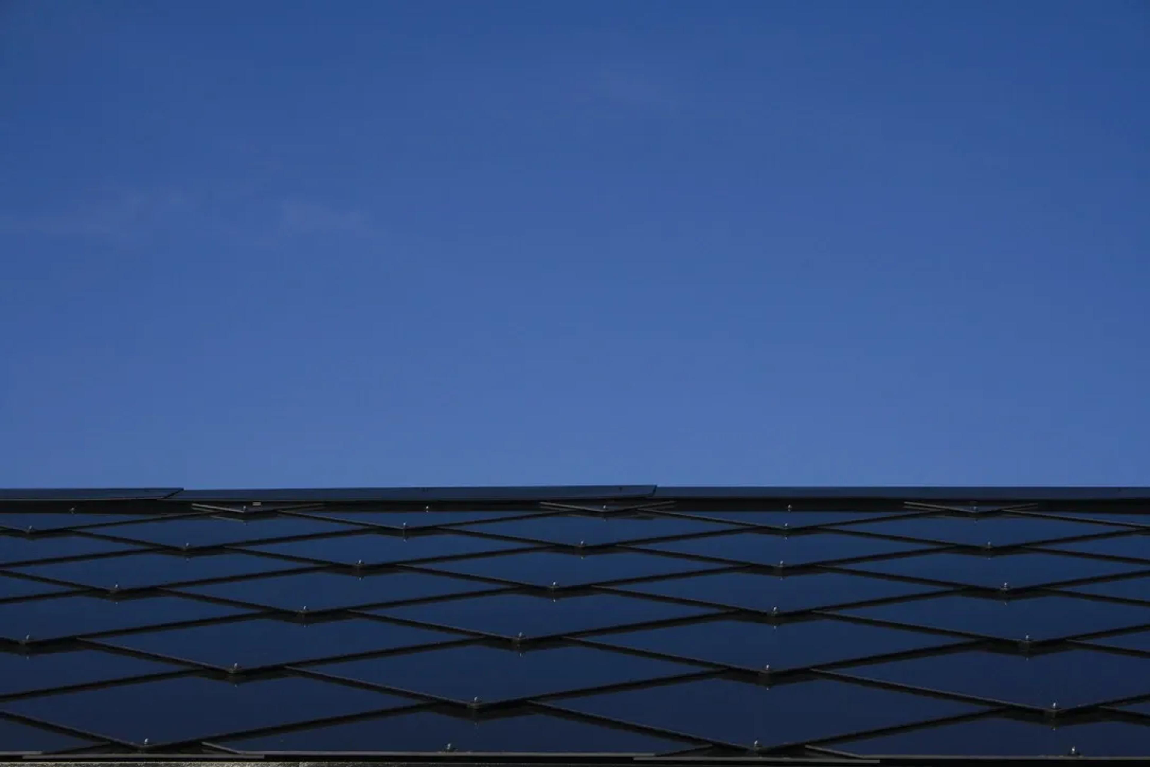 Telhado preenchido com painéis fotovoltaicos