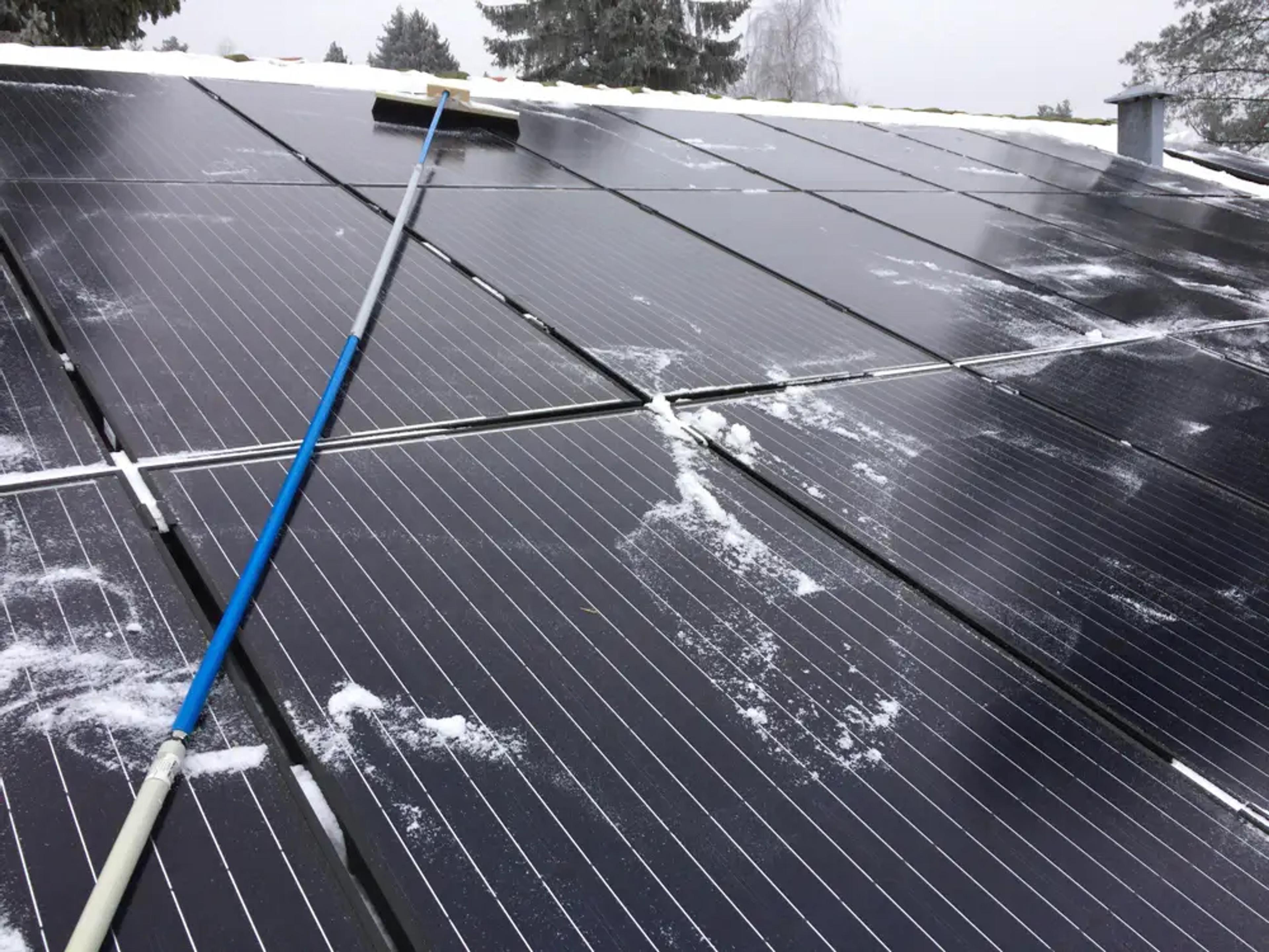 Hemgjord teleskopkvast röjer snö på solcellspaneler (Foto: Privat)