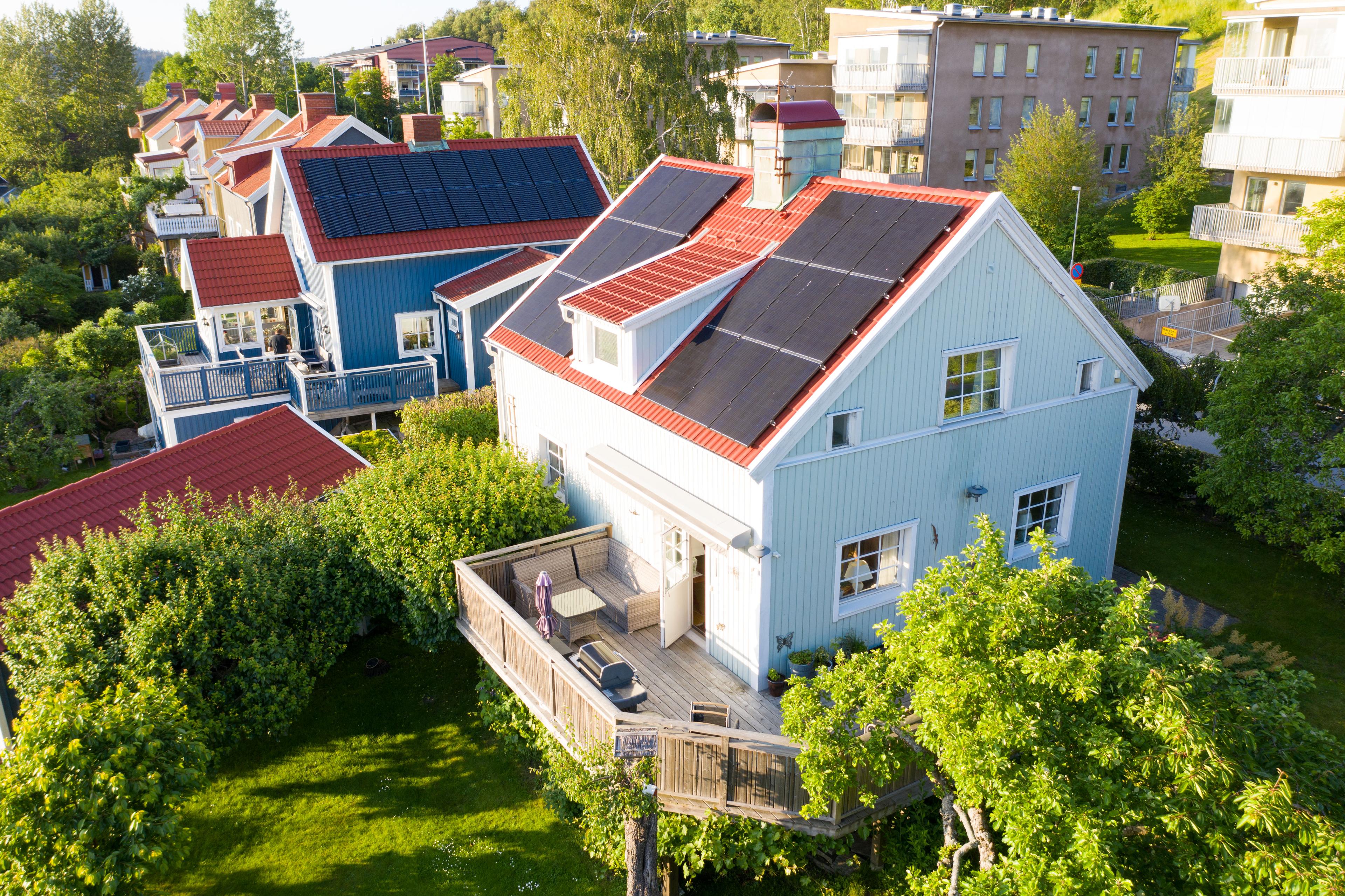 to villaer med solcellepanel installert