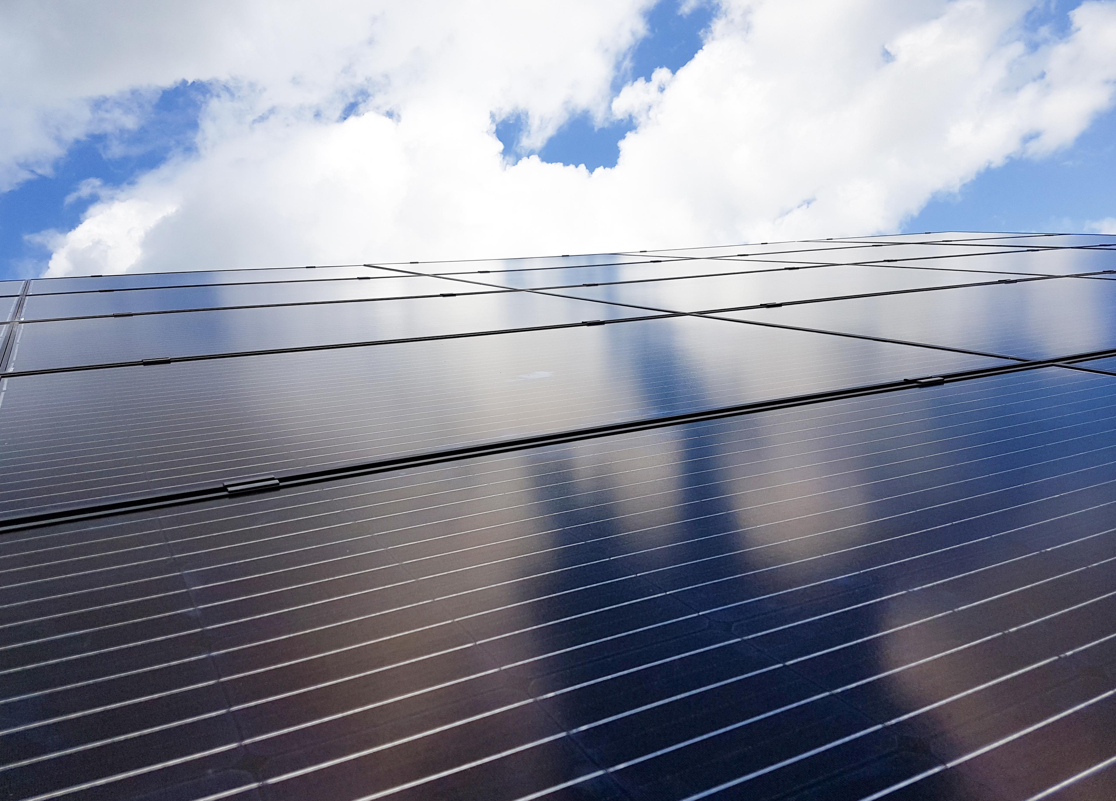 paneles solares con fondo azul