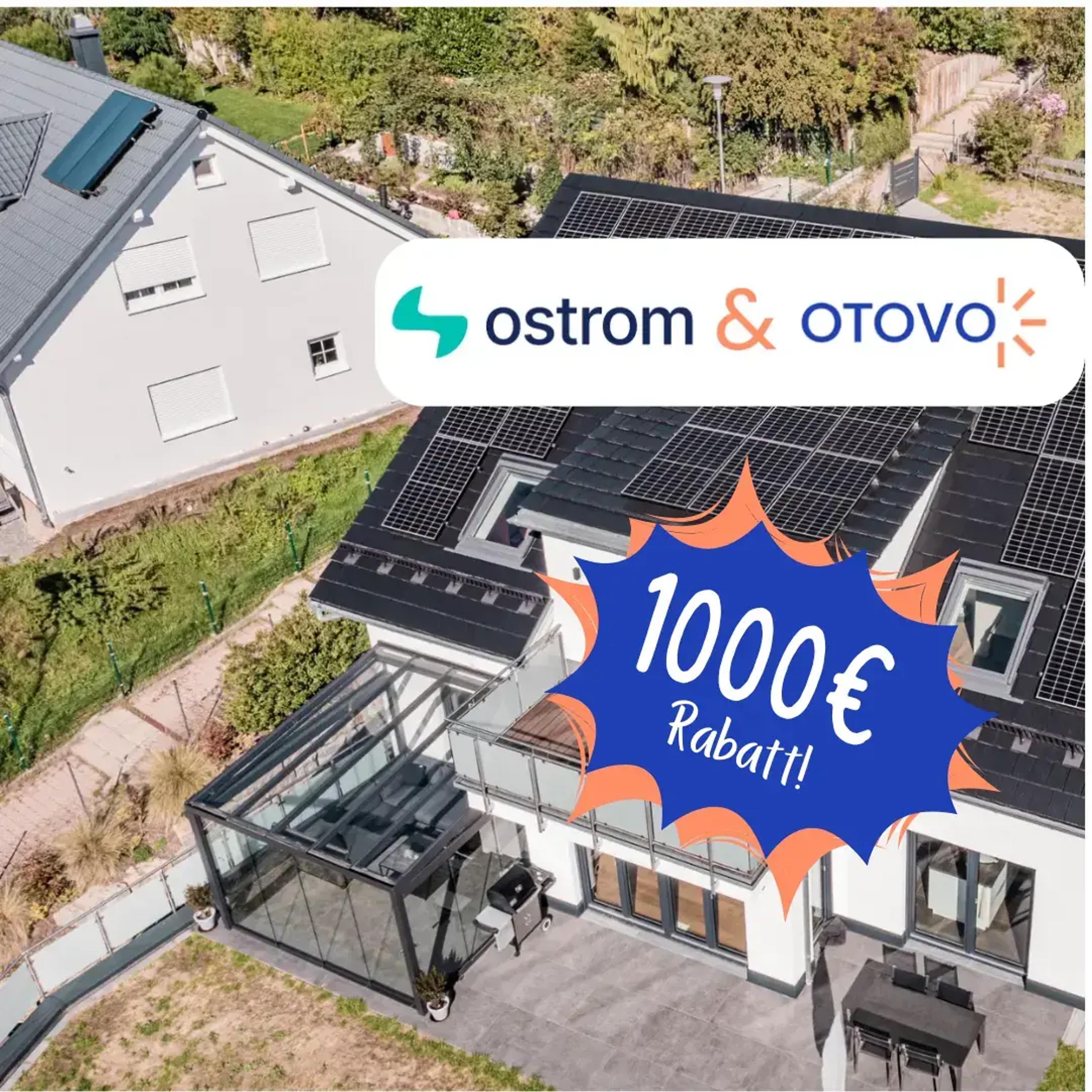 Photovoltaikanlage auf Dach mit Ostrom und Otovo Logos und 1000€ Rabatt