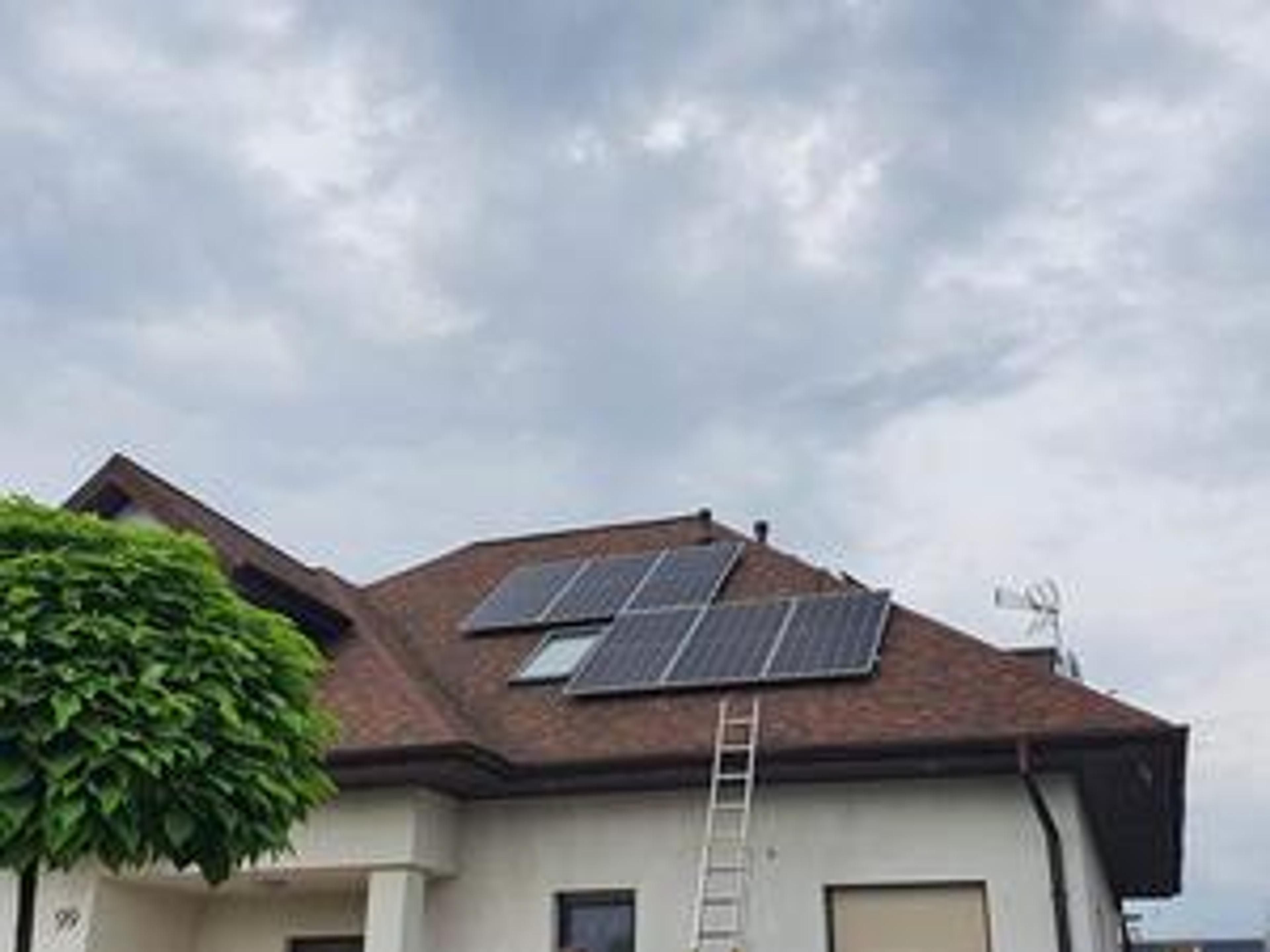 instalacja fotowoltaiczna na dachu