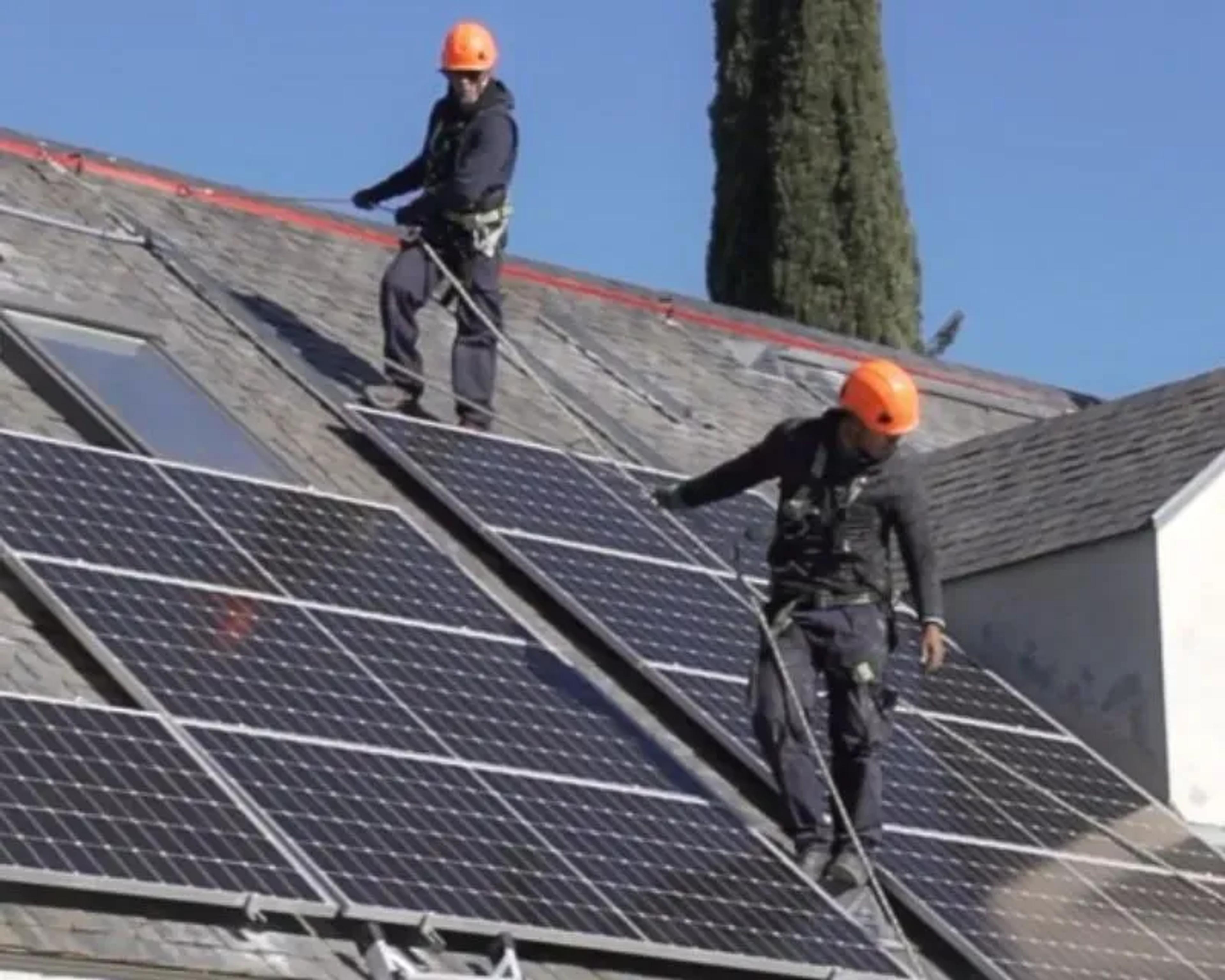 Operarios haciendo instalación de Otovo