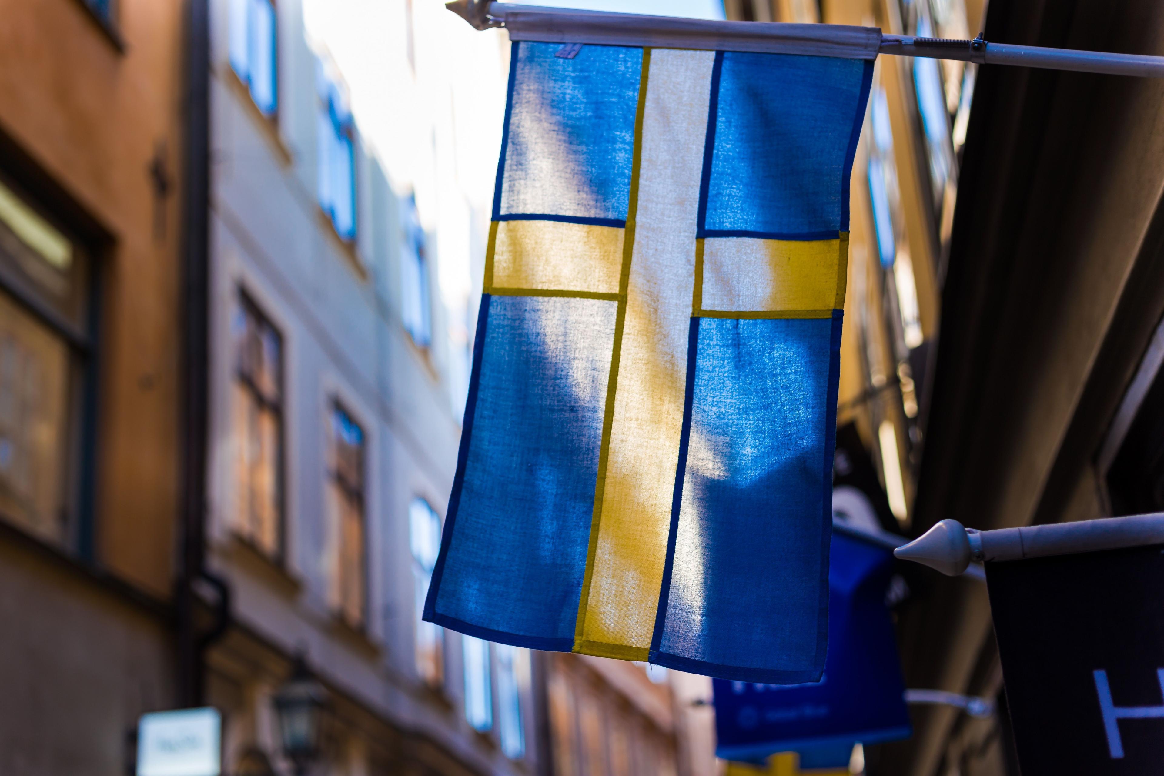 svenska flaggan i stadsmiljö