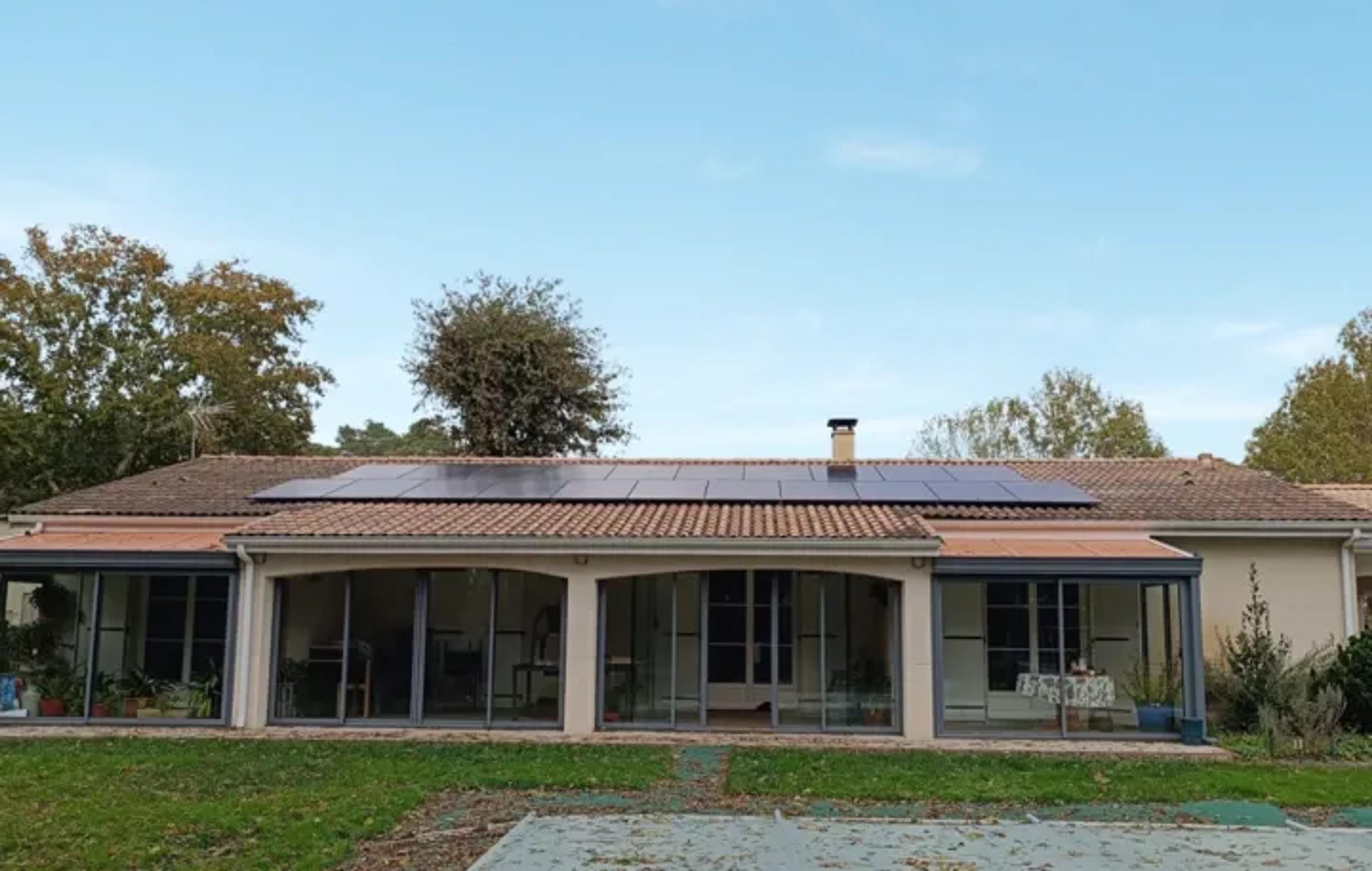 maison équipée de panneaux solaires