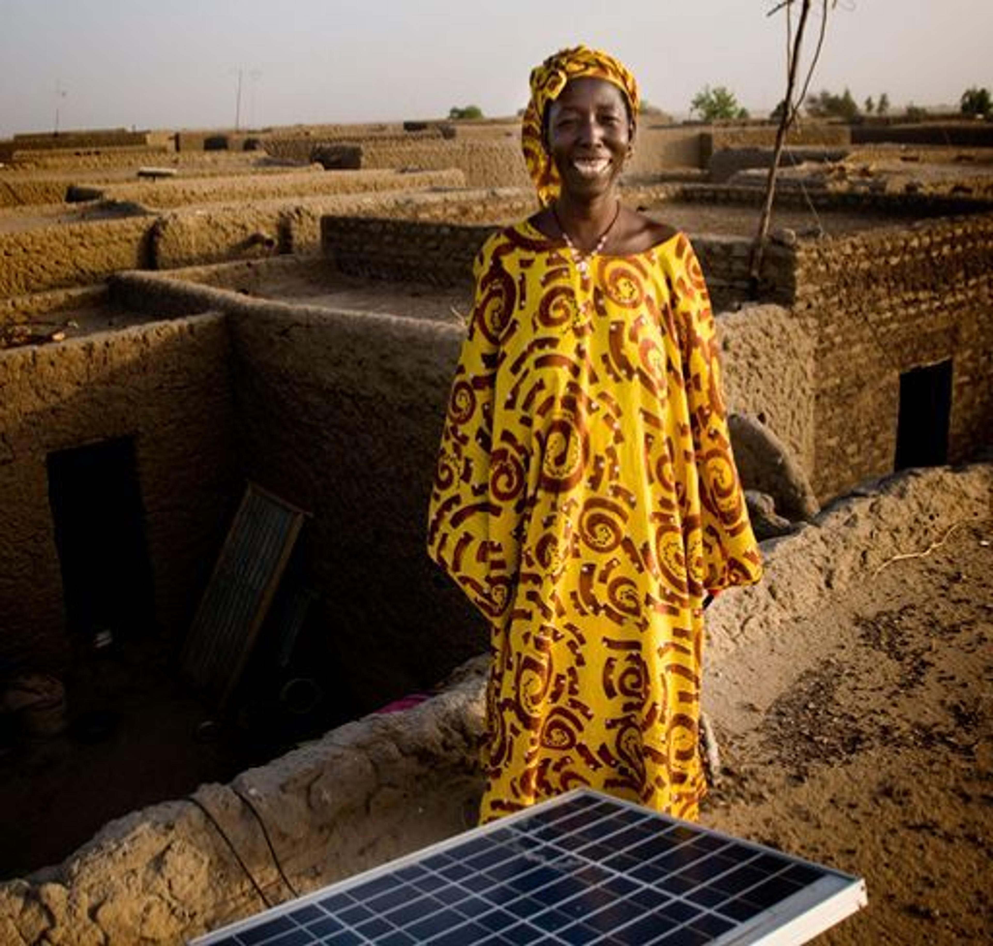 en person med solcellepaneler i malawi