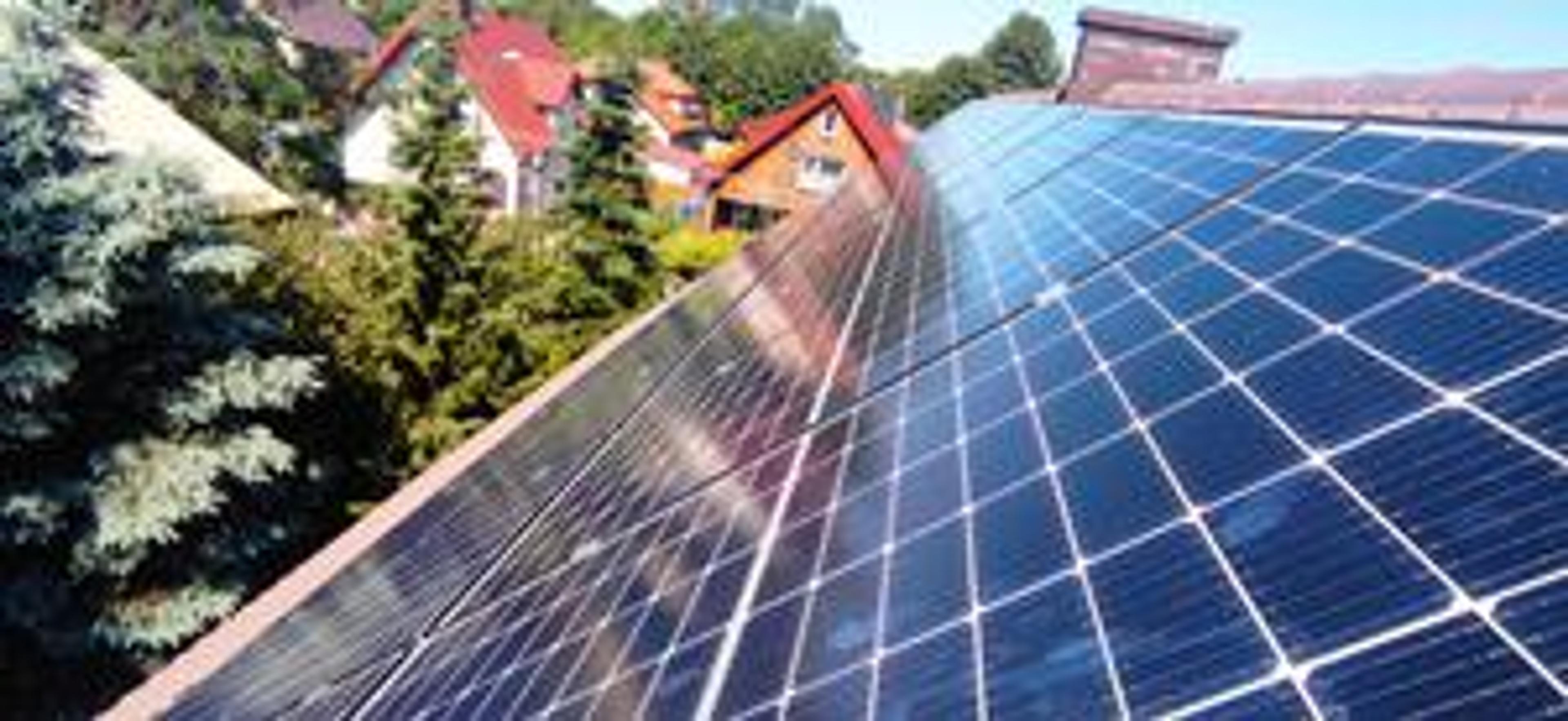 instalacja fotowoltaiczna na dachu